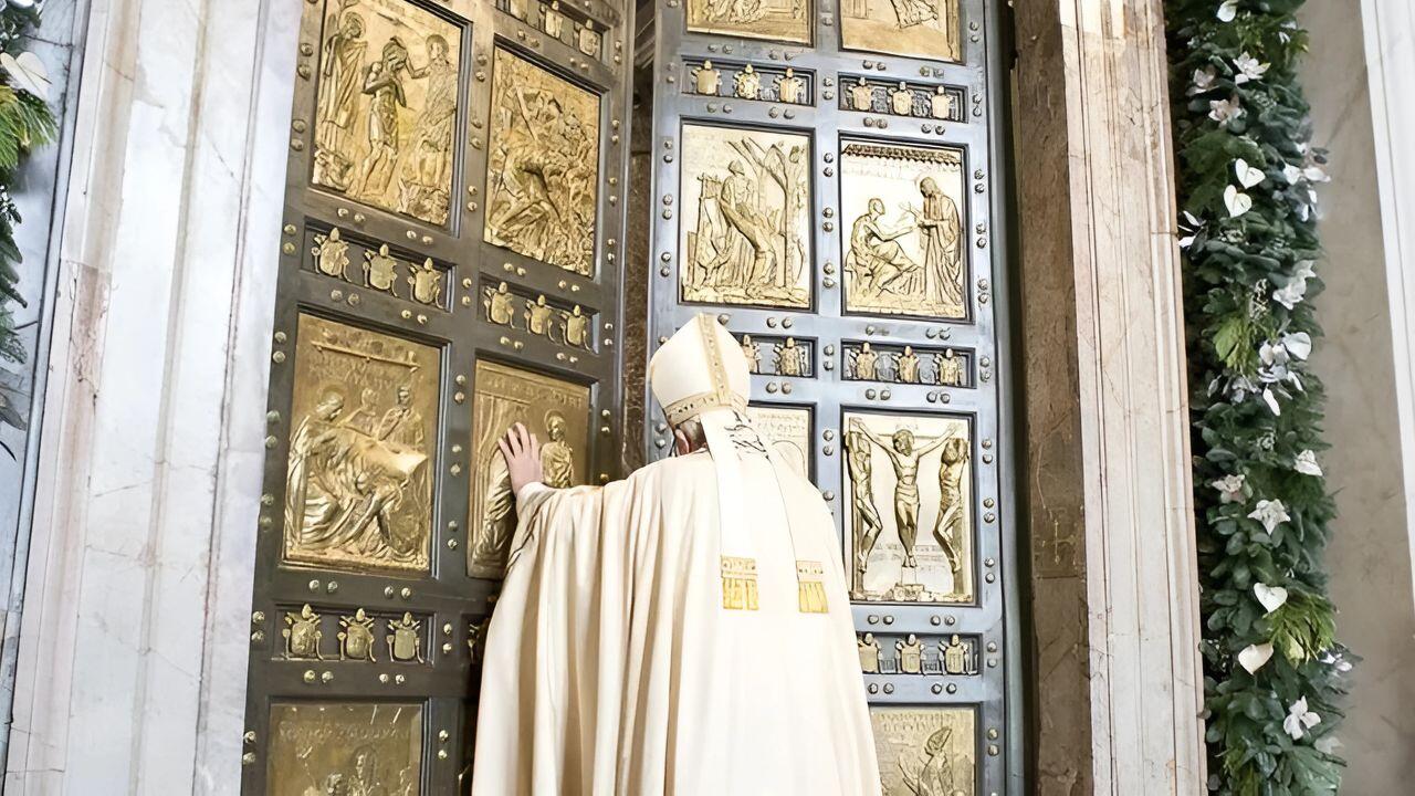 L'apertura della Porta Santa a Roma.