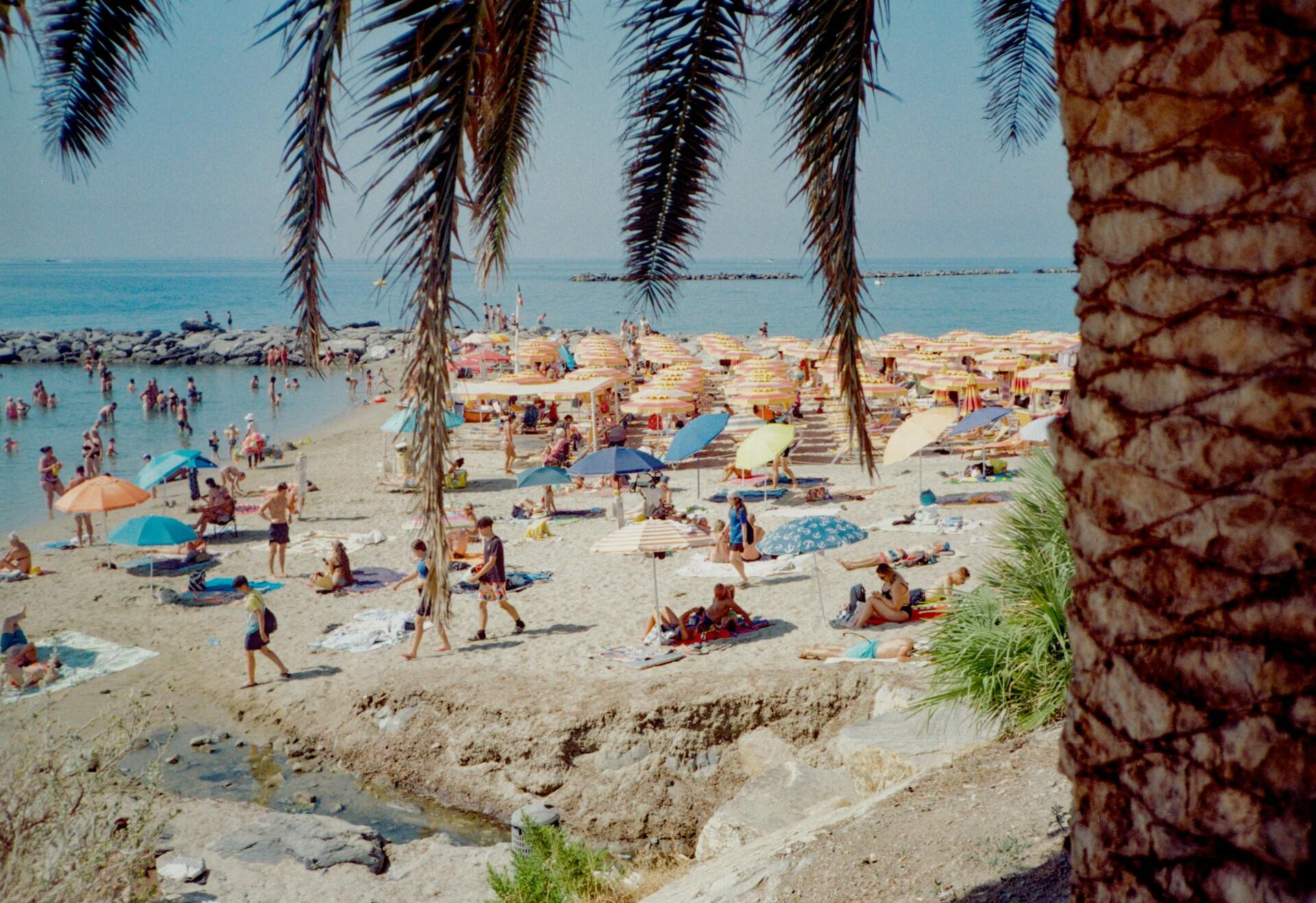 Una spiaggia di Sanremo d'estate.
