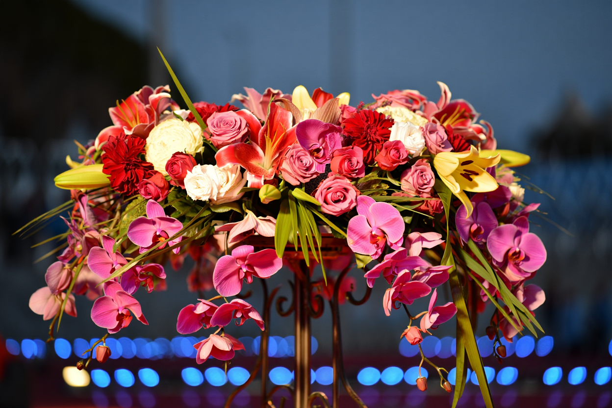 Un mazzo di fiori sul palco dell'Ariston. 