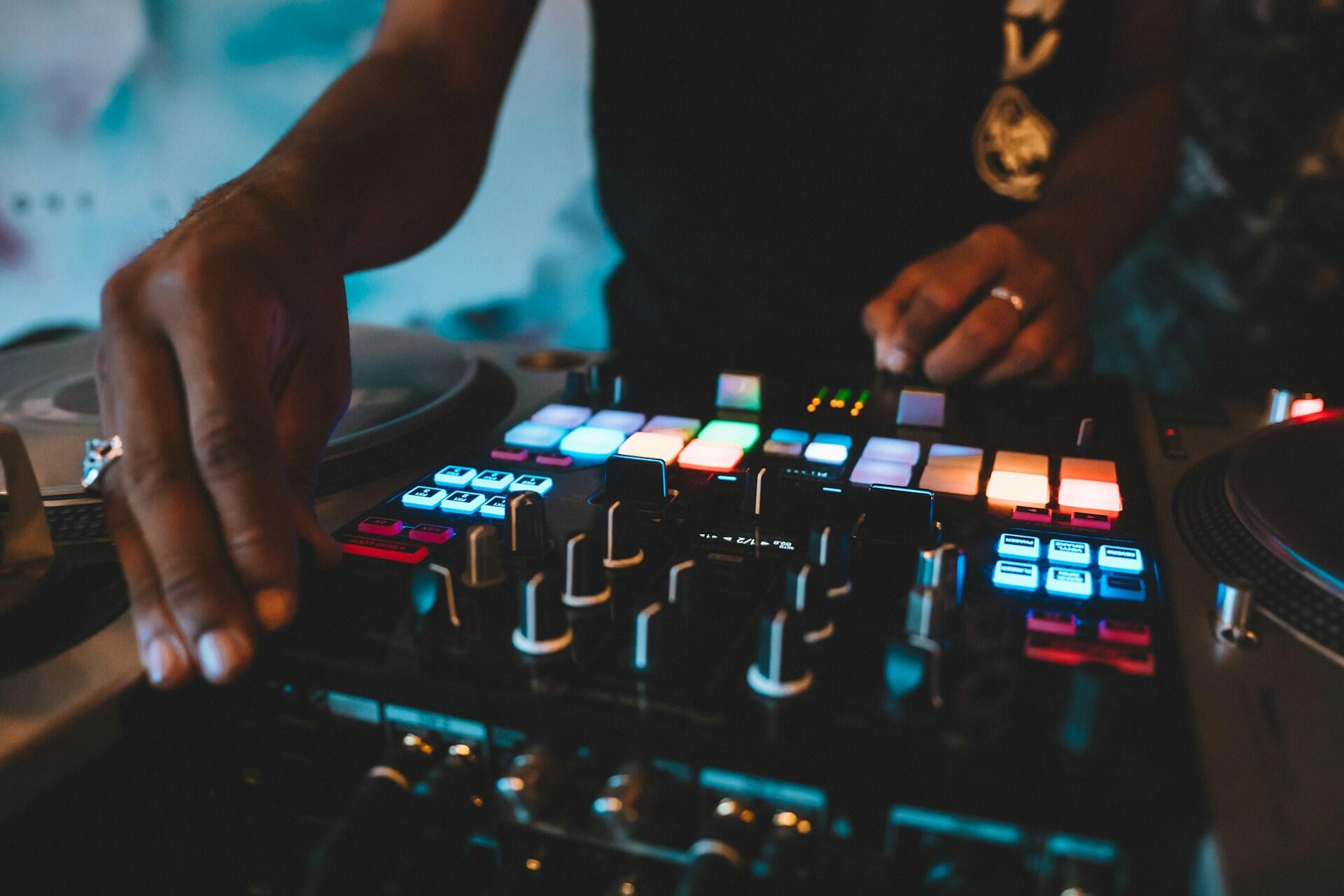 impara a fare il dj a napoli e fare musica elettronica