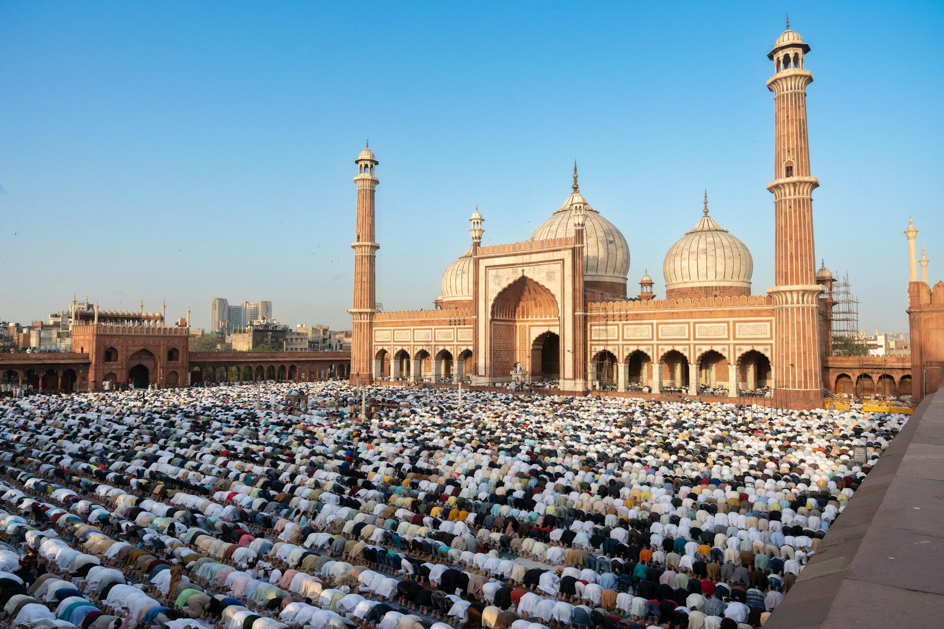 Devotii musulmani in preghiera davanti alla moschea.durante il Ramadan 2026.