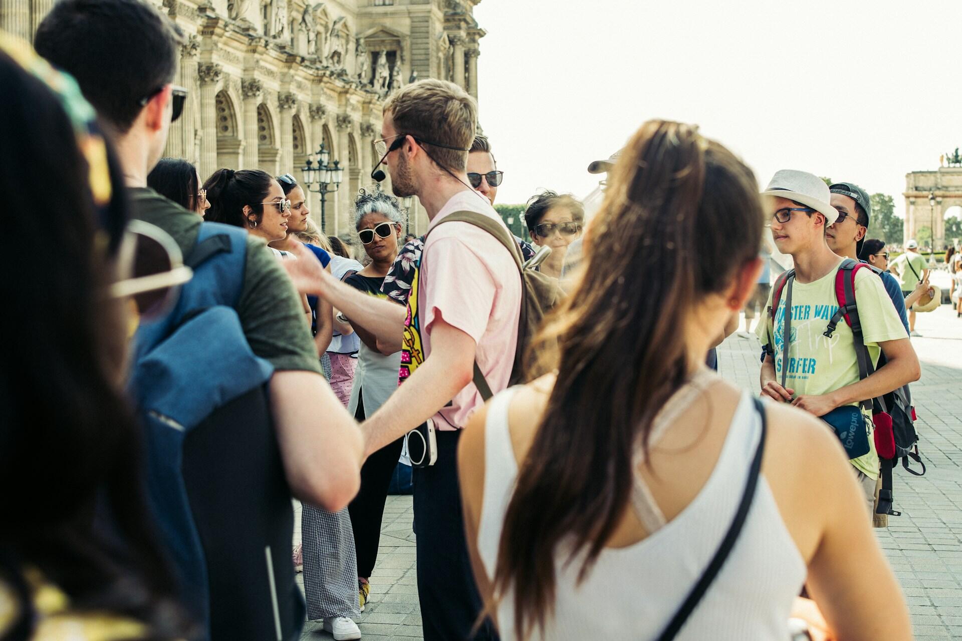 Guida turistica con microfono