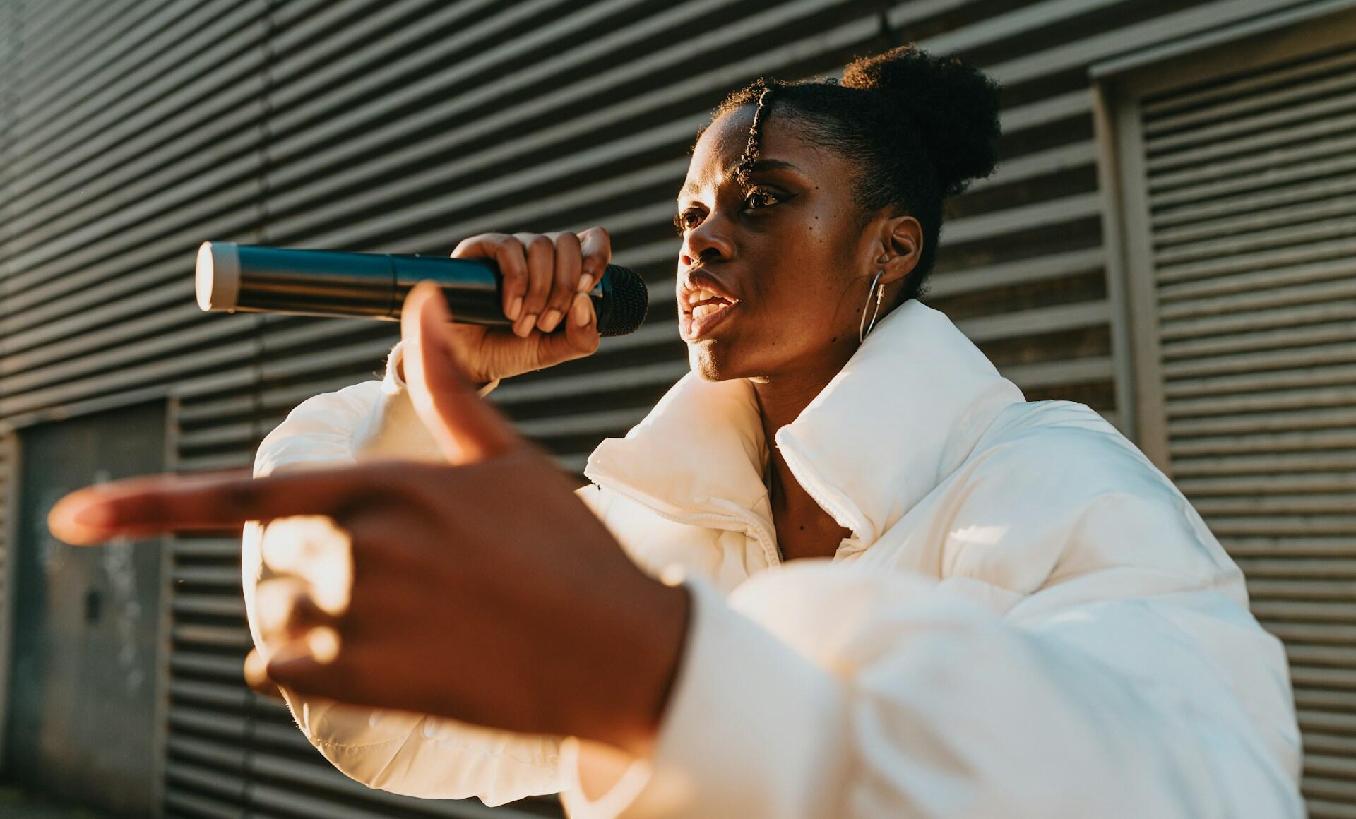 Ragazza con microfono canta una canzone rap.