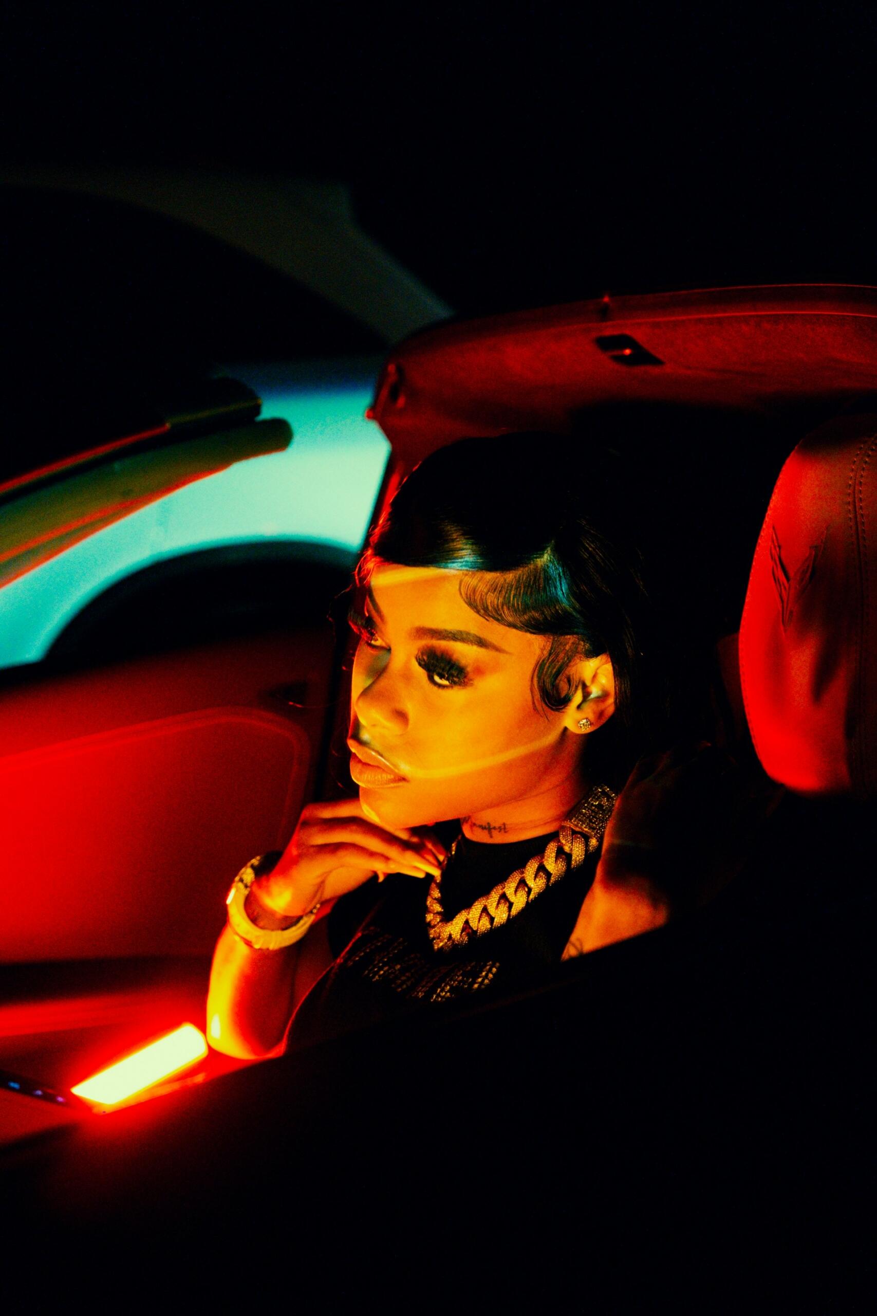 Donna ascolta musica rap in una macchina. 