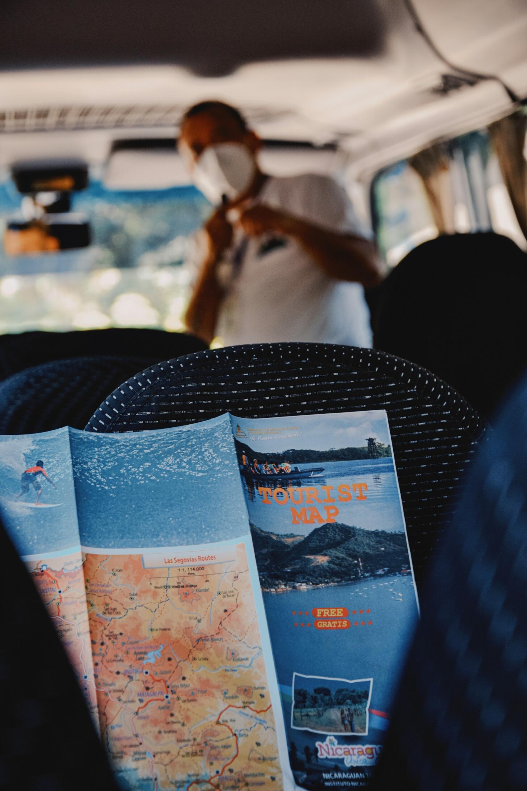 Guida turistica che accompagna un gruppo sul bus