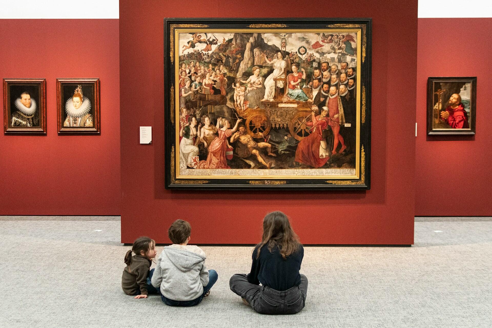 bambini davanti a un quadro di un museo