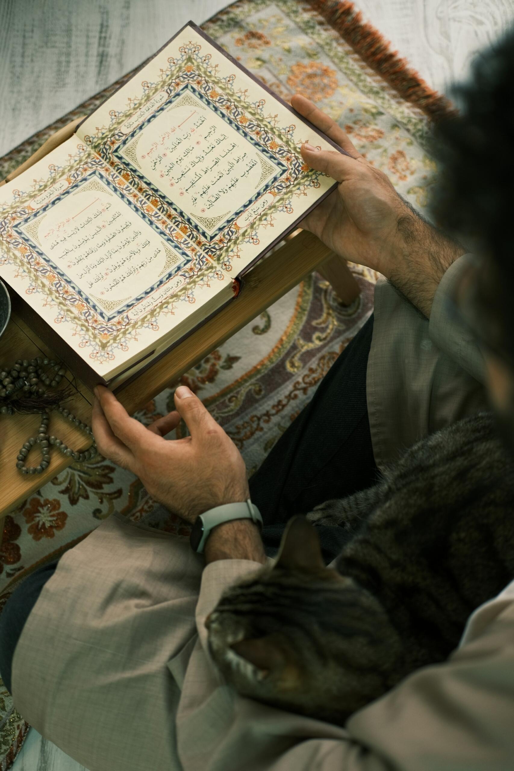 Devoto legge il Corano seguendo le regole del Ramadan.
