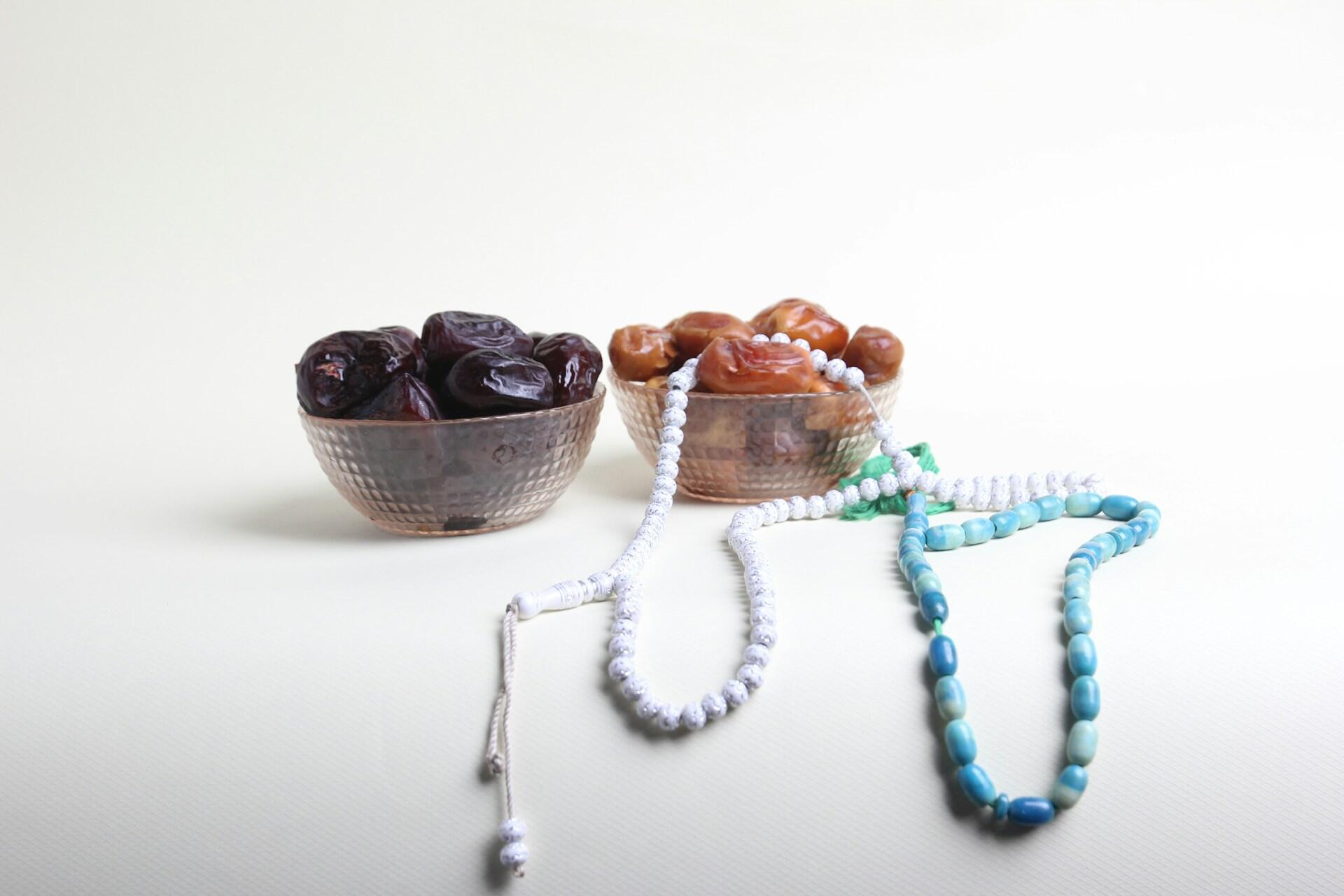 Ciotole di datteri e corde da preghiera per il Ramadan 2026.