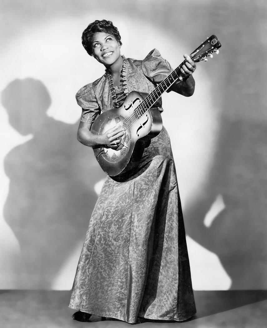 Sister Rosetta Tharpe posa con la sua chitarra.