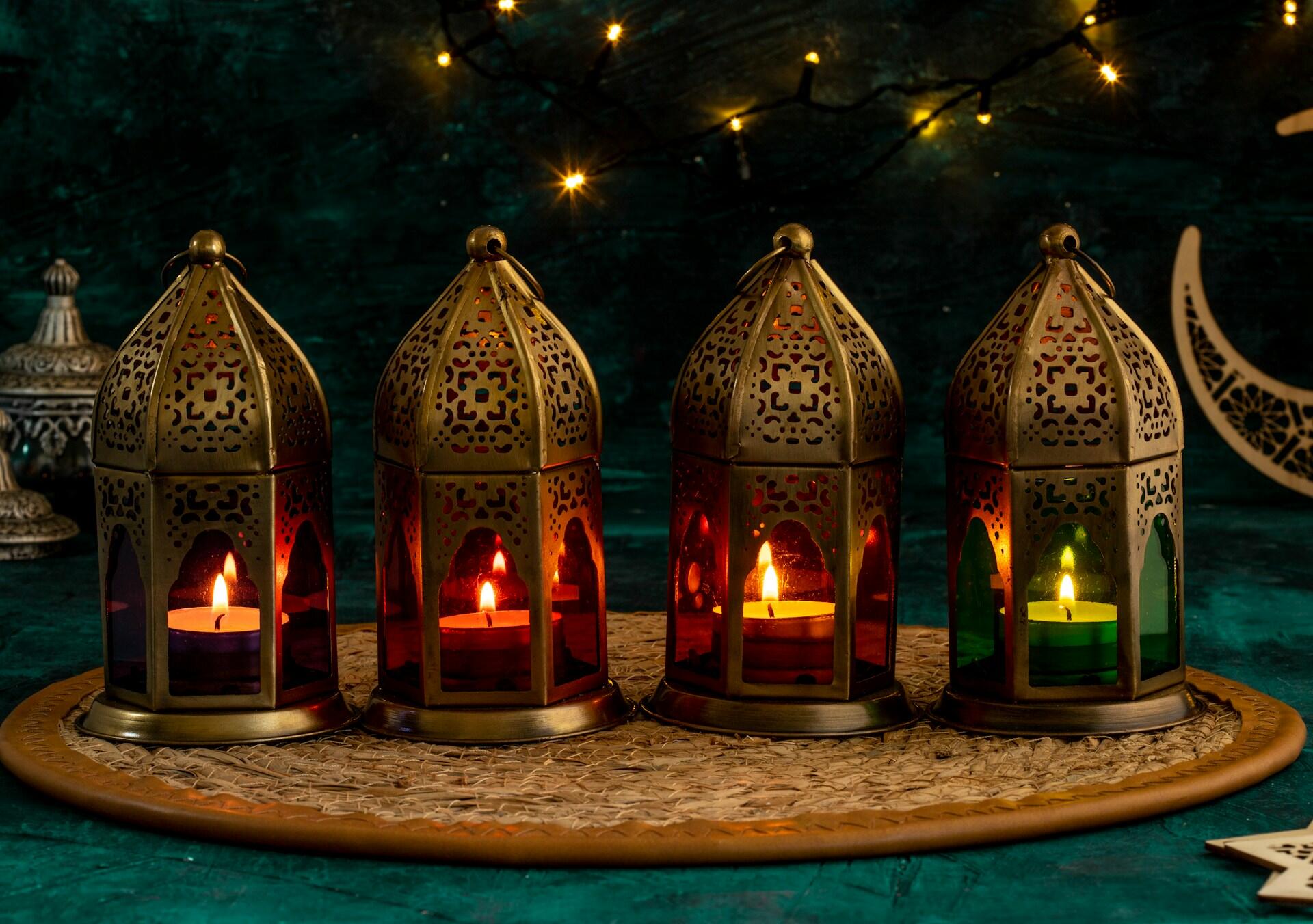 Lanterne accese secondo le regole del Ramadan.