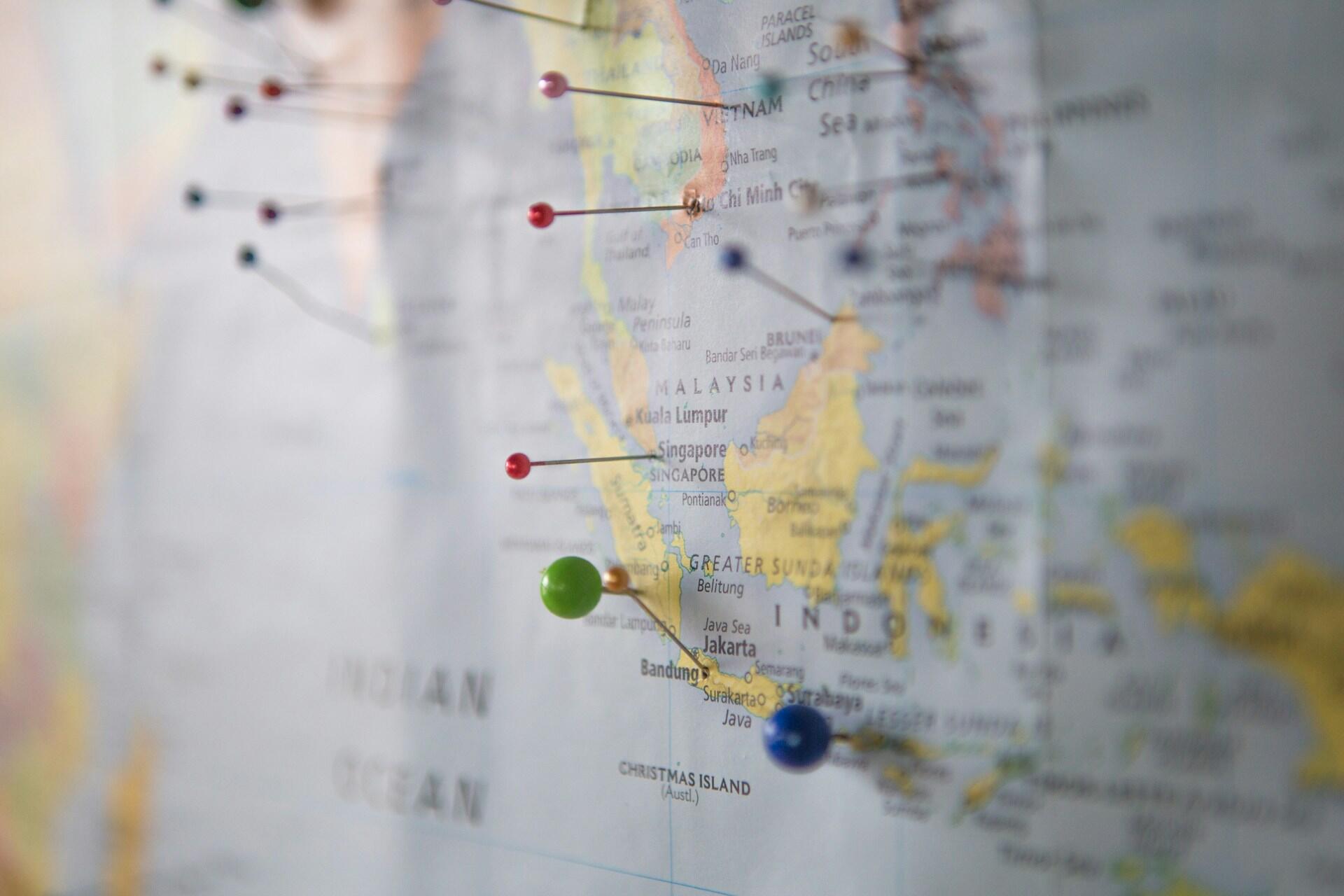 Mappa con pin su diverse località del mondo
