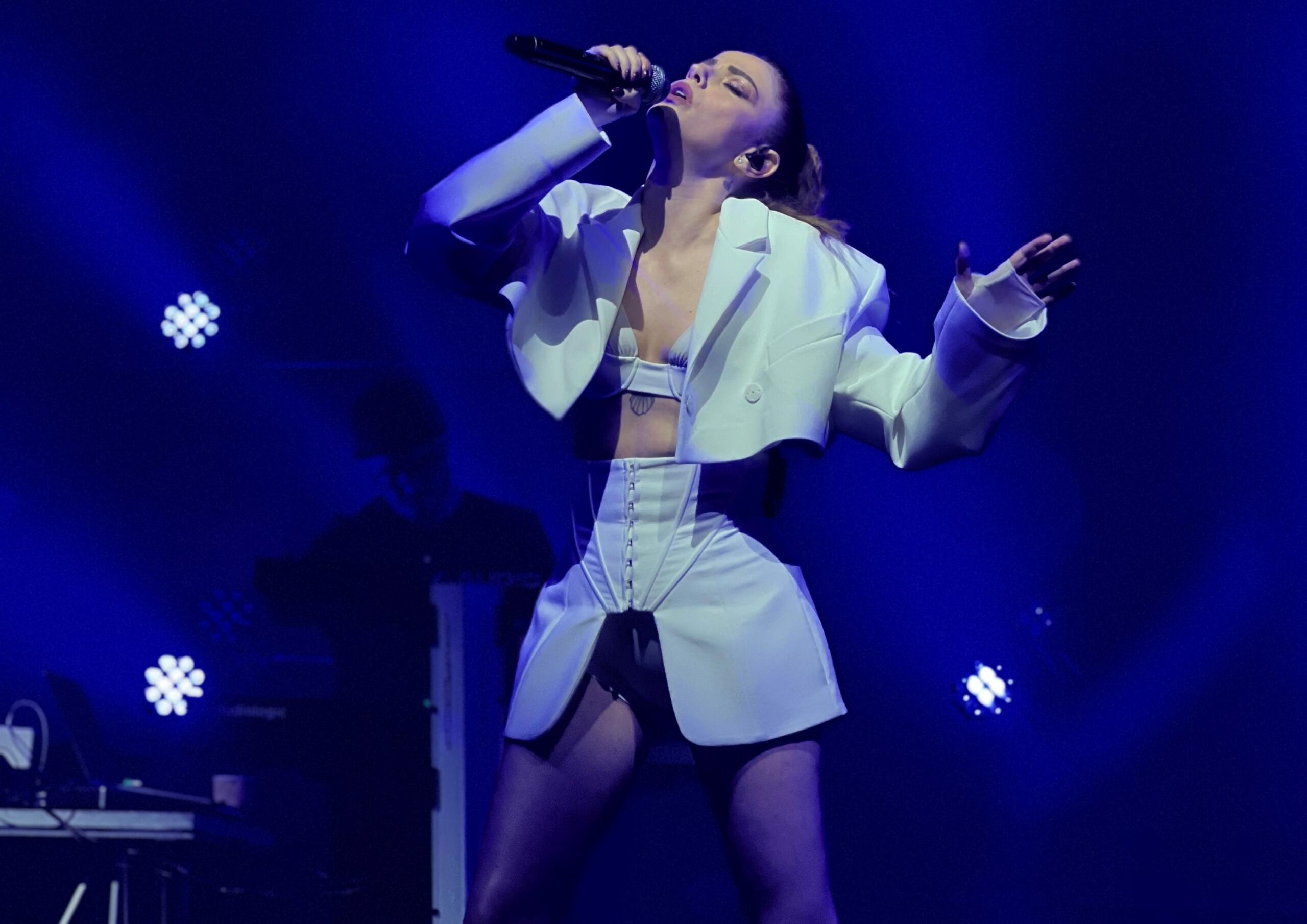 La cantante Annalisa, interprete di molte canzoni italiane da karaoke.