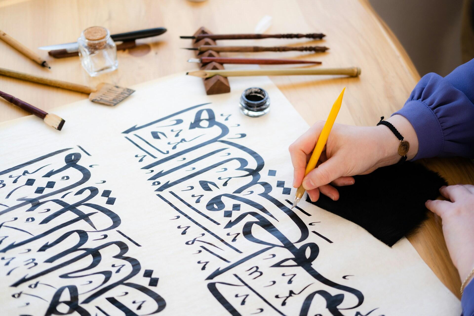 Donna si esercita con la scrittura dell'alfabeto arabo.