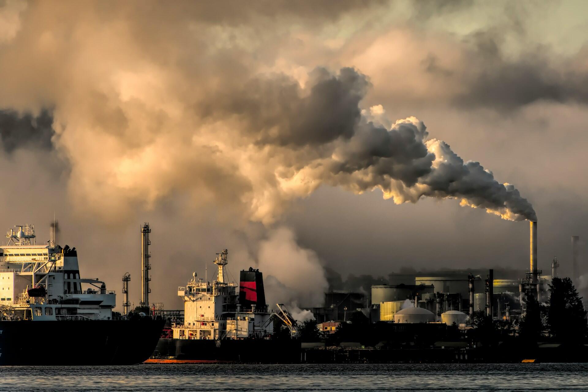 fabbrica in azione con emissioni gas serra