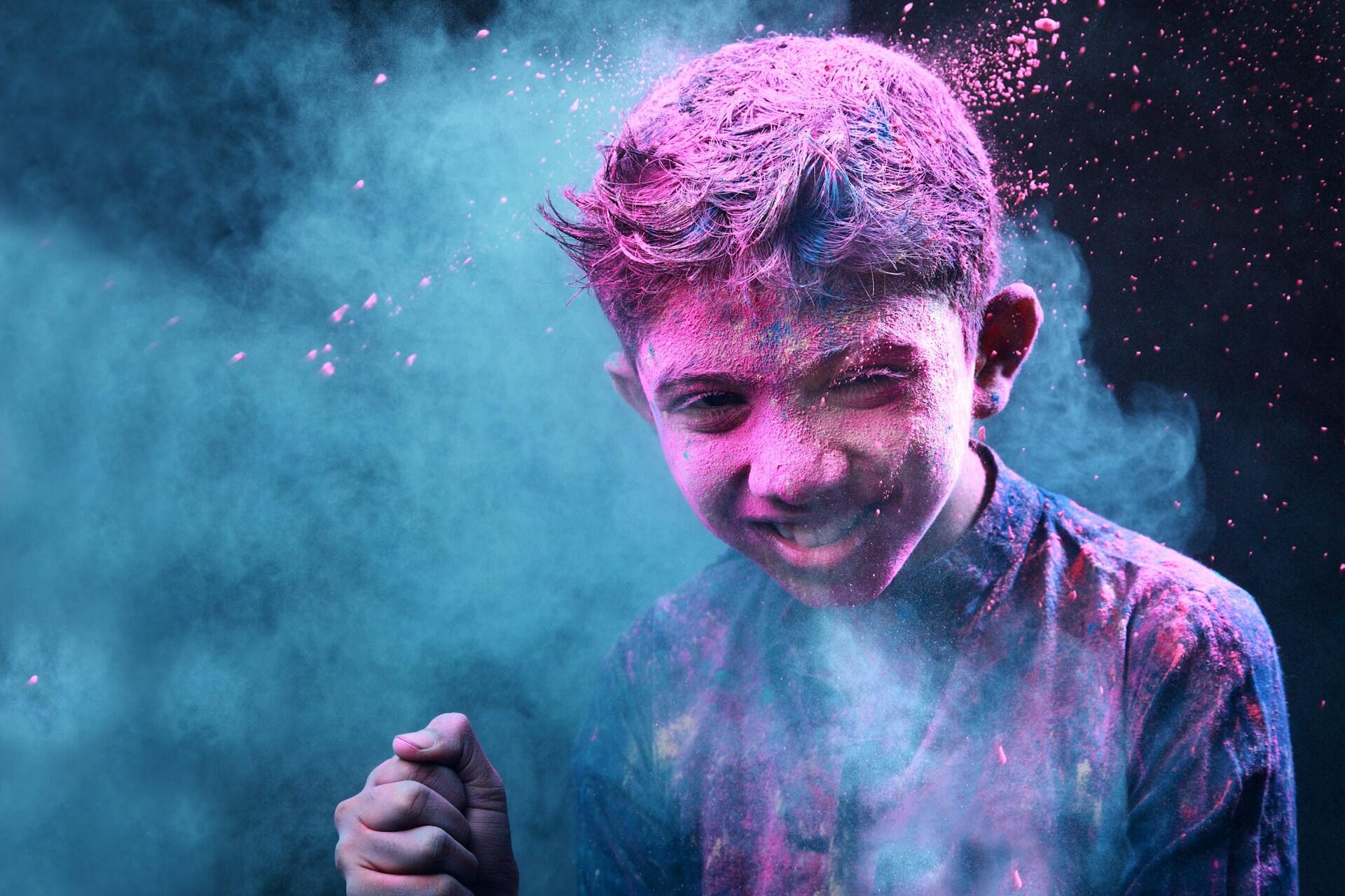 Bimbo fotografato durante la festa dei colori.