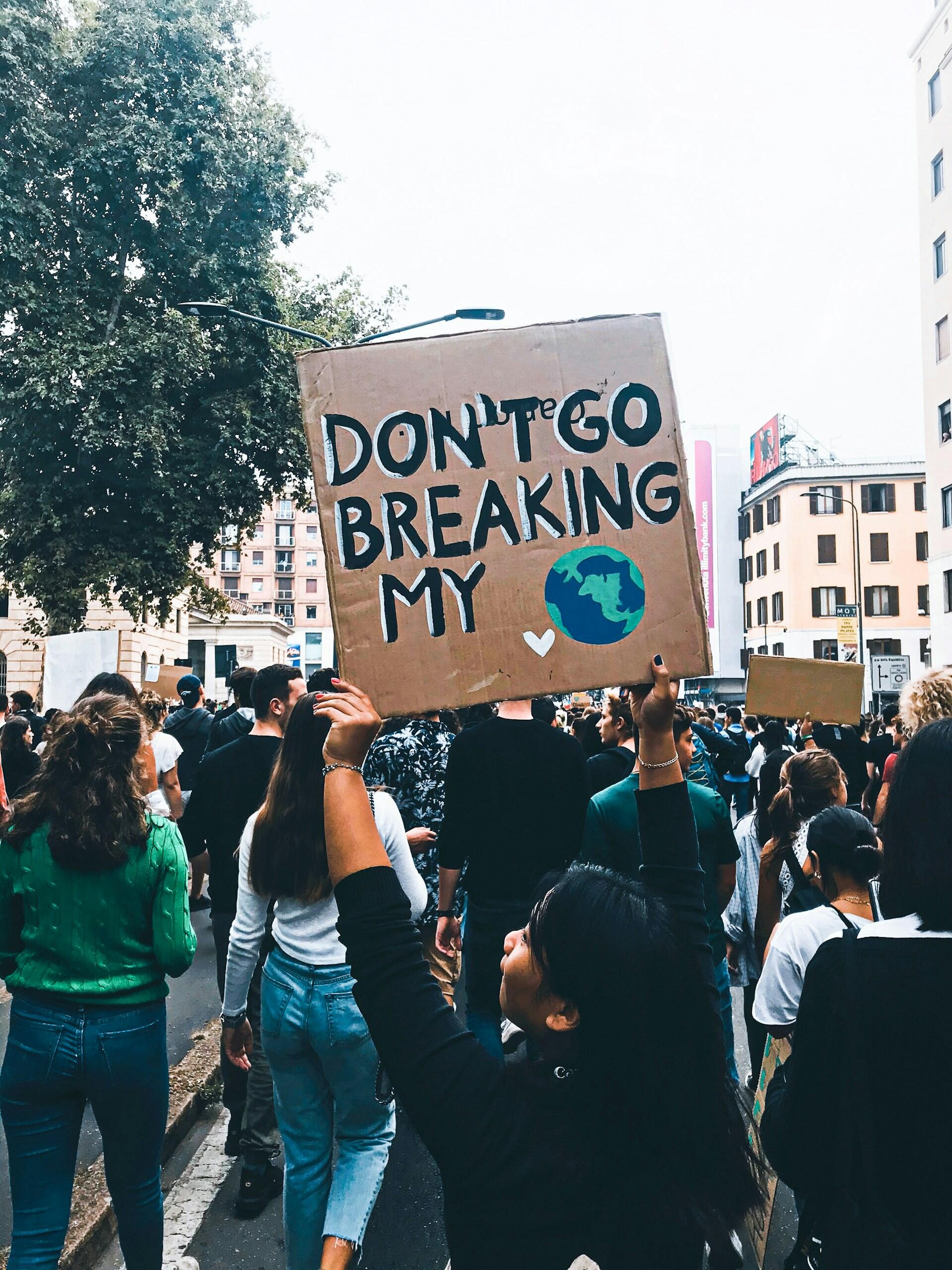 Ragazzo con cartello contro il climate change
