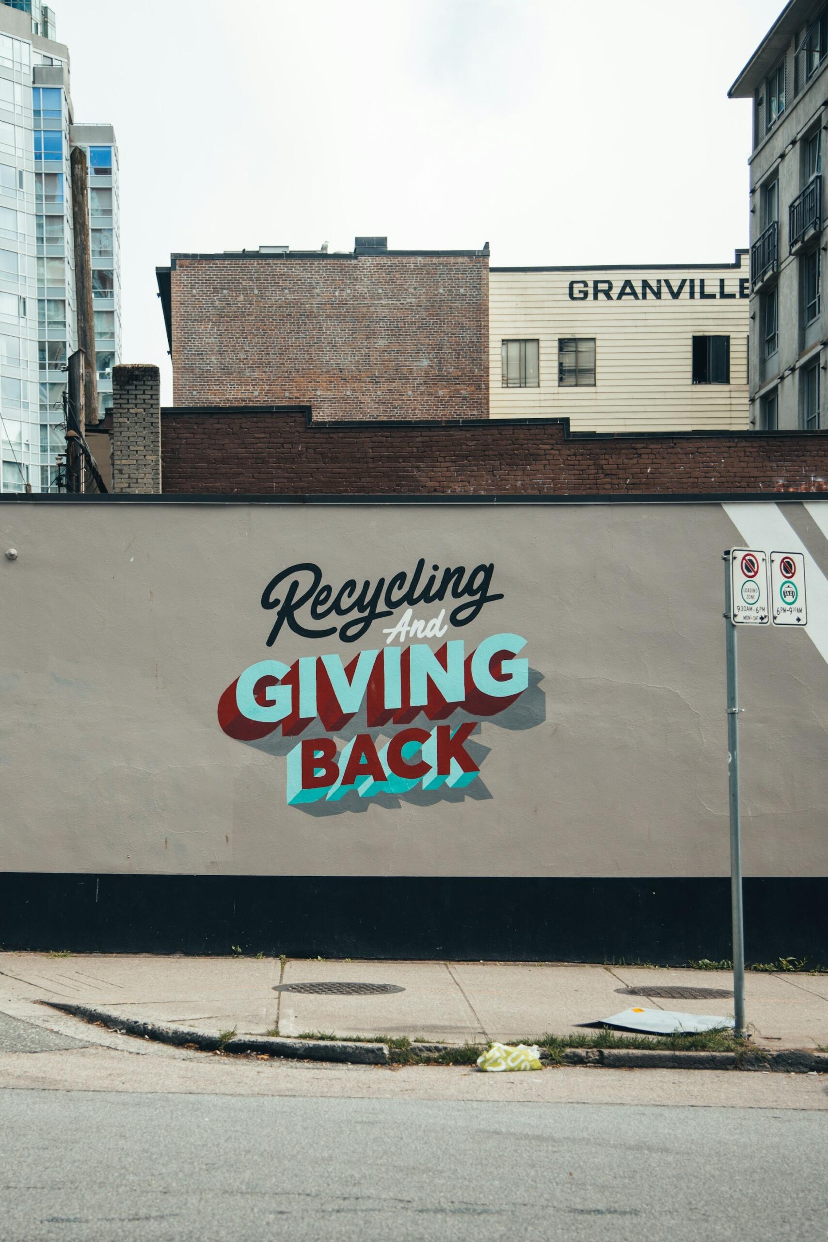 Murales con scritta recycling and giving back