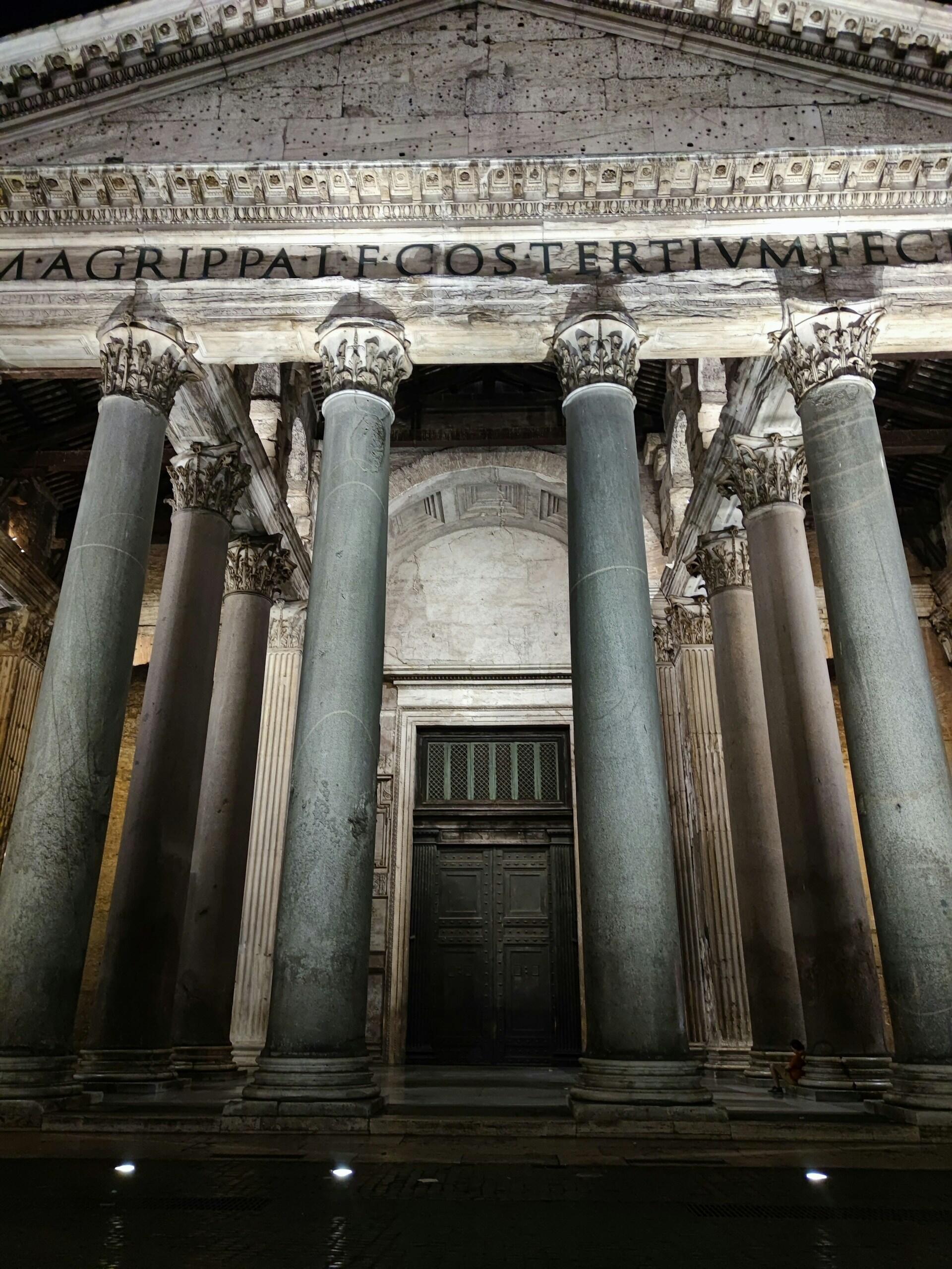 Edifiocio romano su cui sono incisi latinismi famosi.