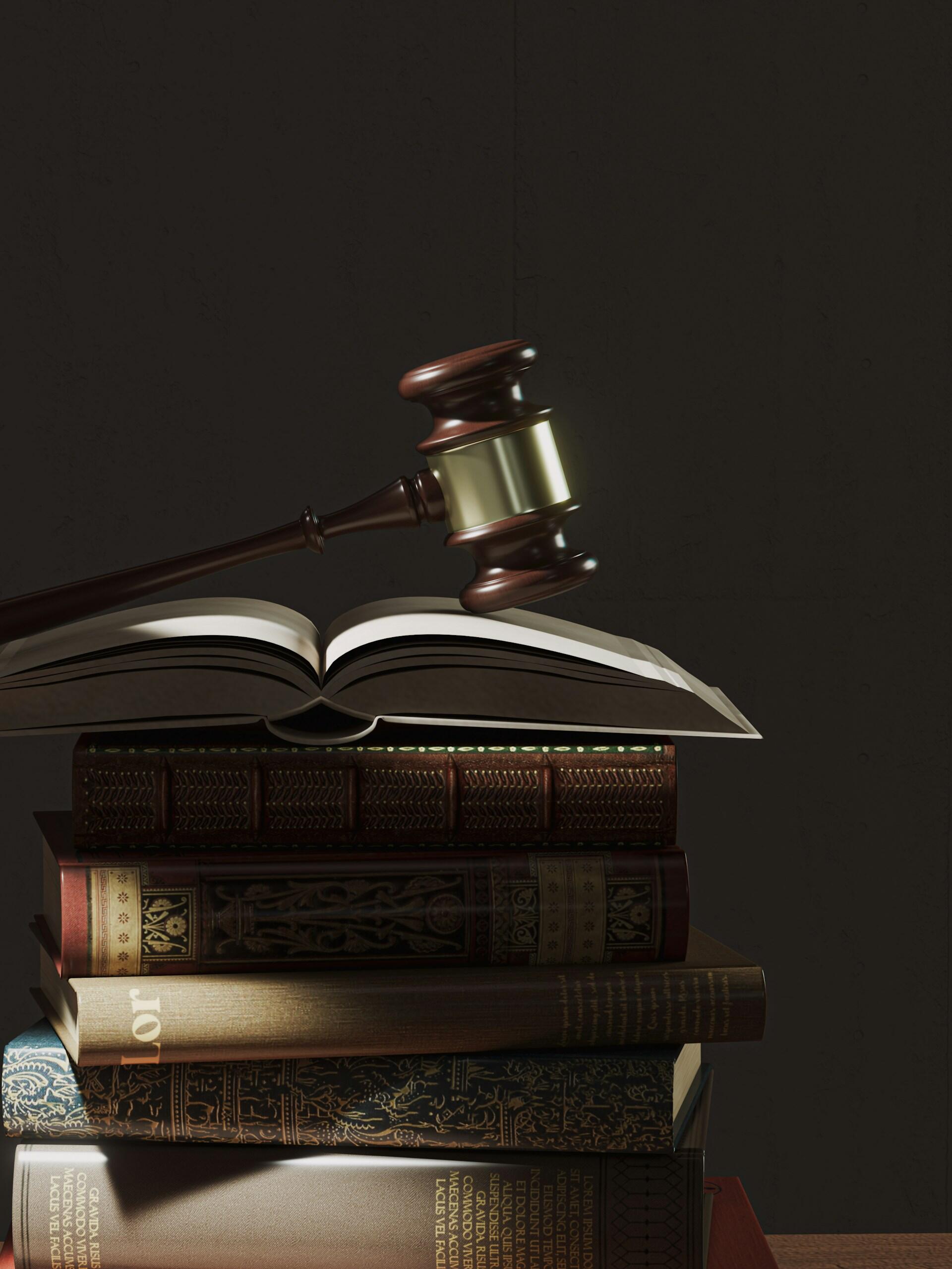 Martelletto e libri di giurisprudenza, ricchi di latinismi giueidici.