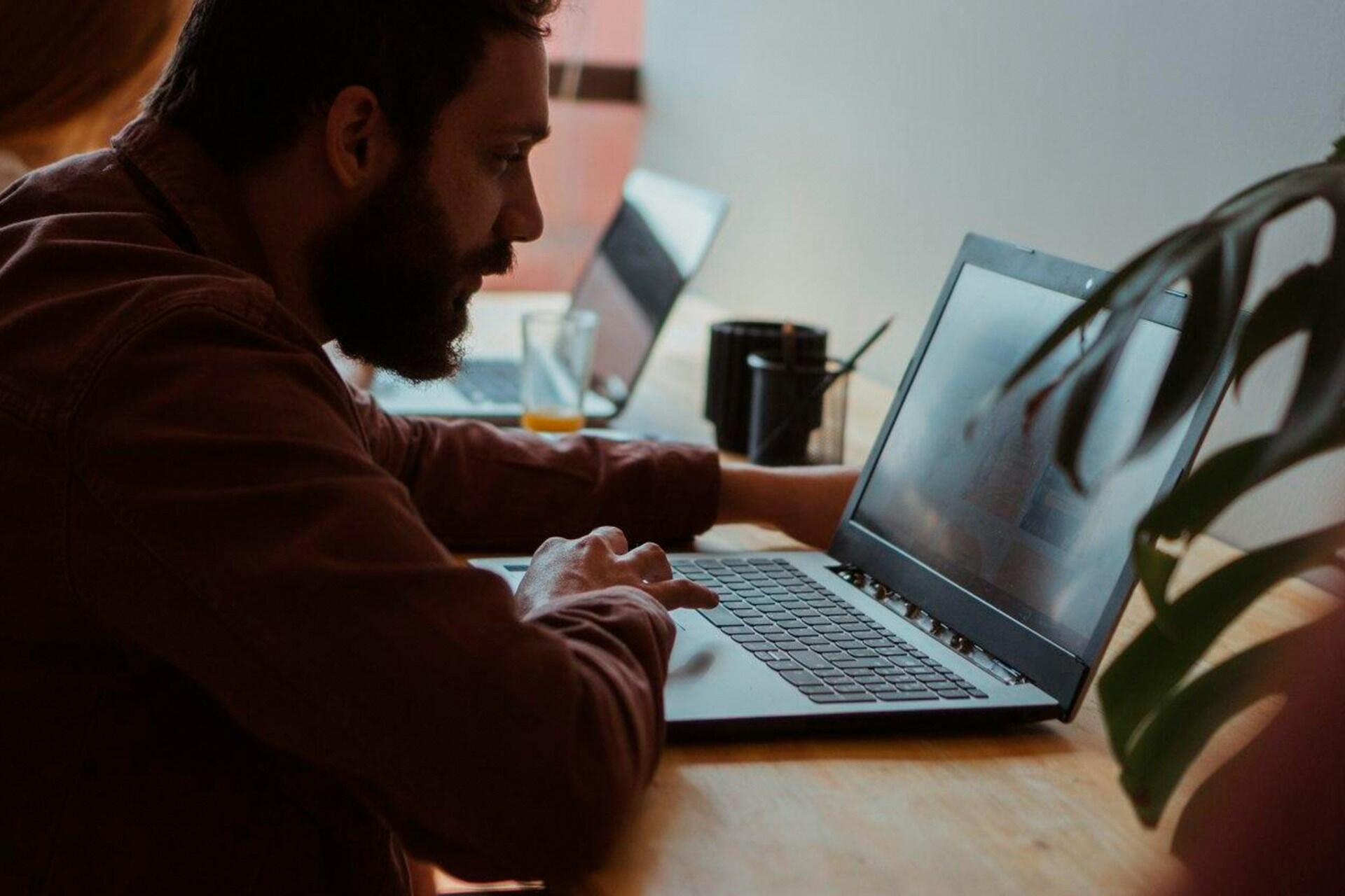 Ragazzo studia l'alfabeto arabo online.