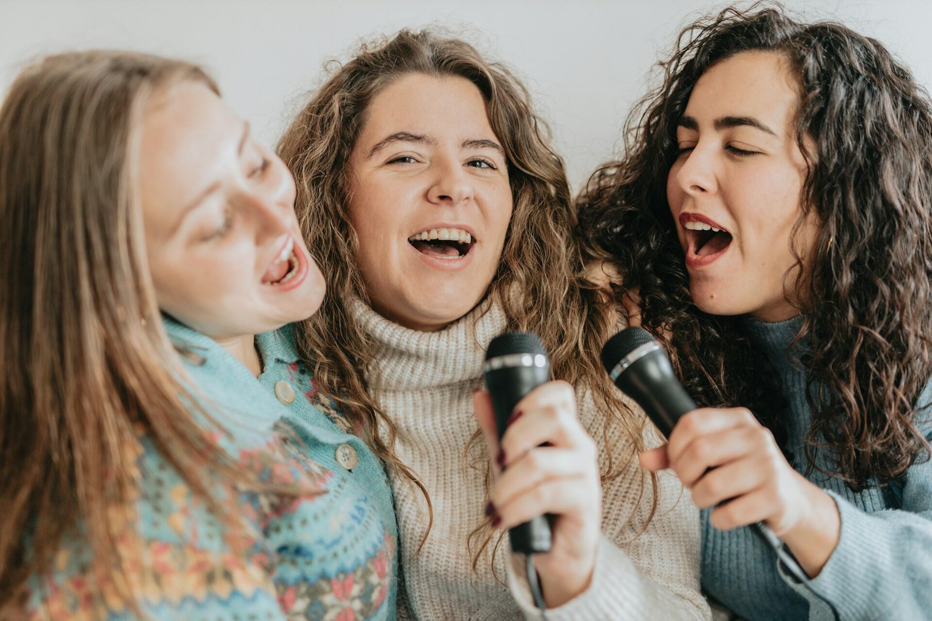 Ragazze cantano canzoni italiane da karaoke.