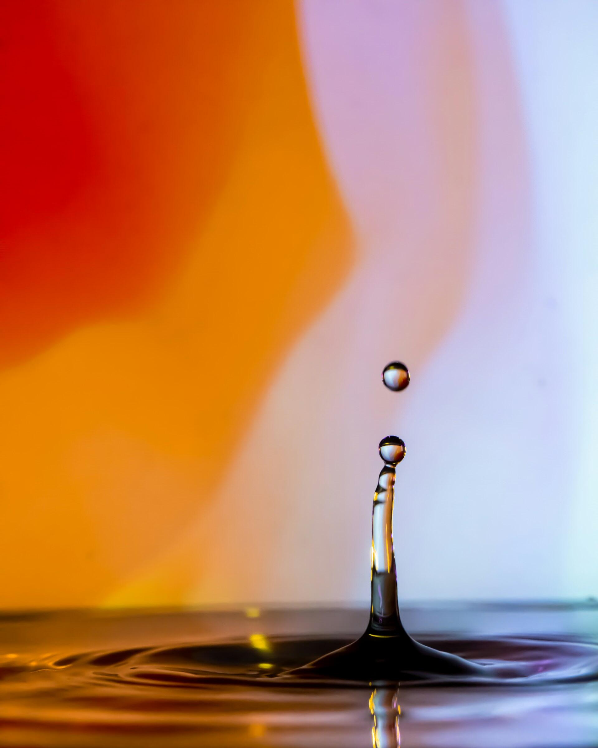goccia acqua con sfondo colorato