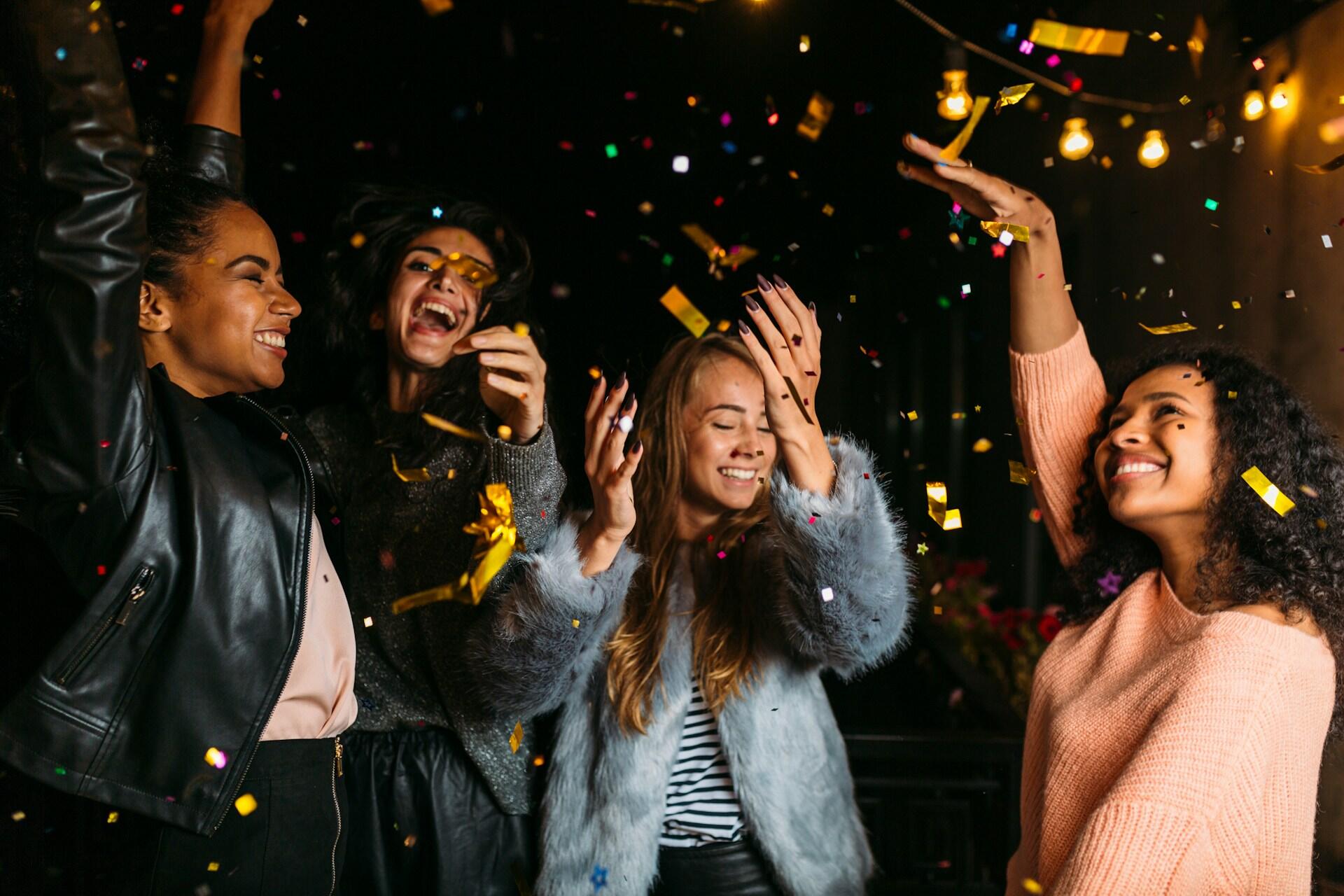 Ragazze festeggiano i 100 giorni dalla maturità.