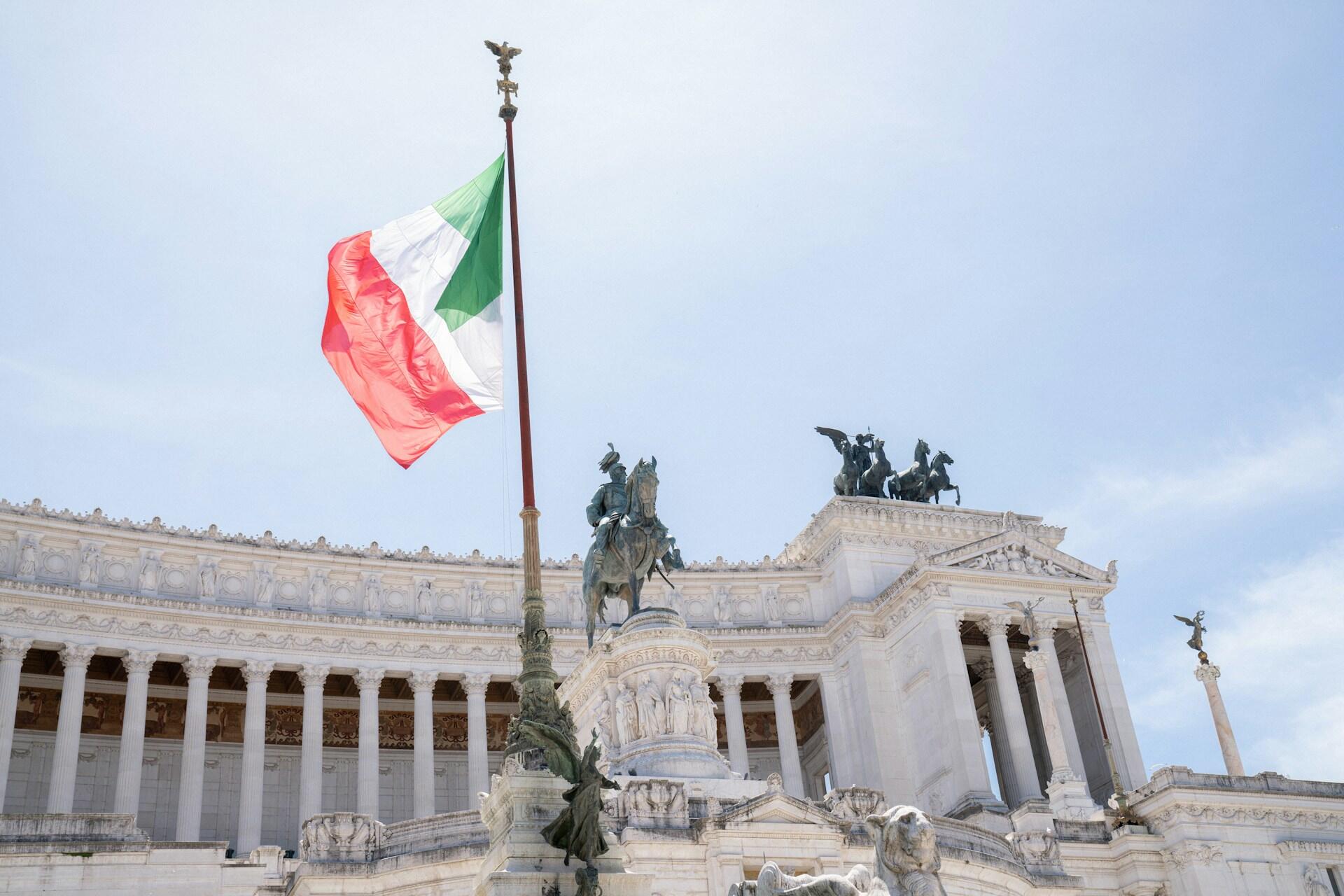 Bandiera italiana sventola al Vittoriano (Roma) in occasione del 25 aprile festa della liberazione.