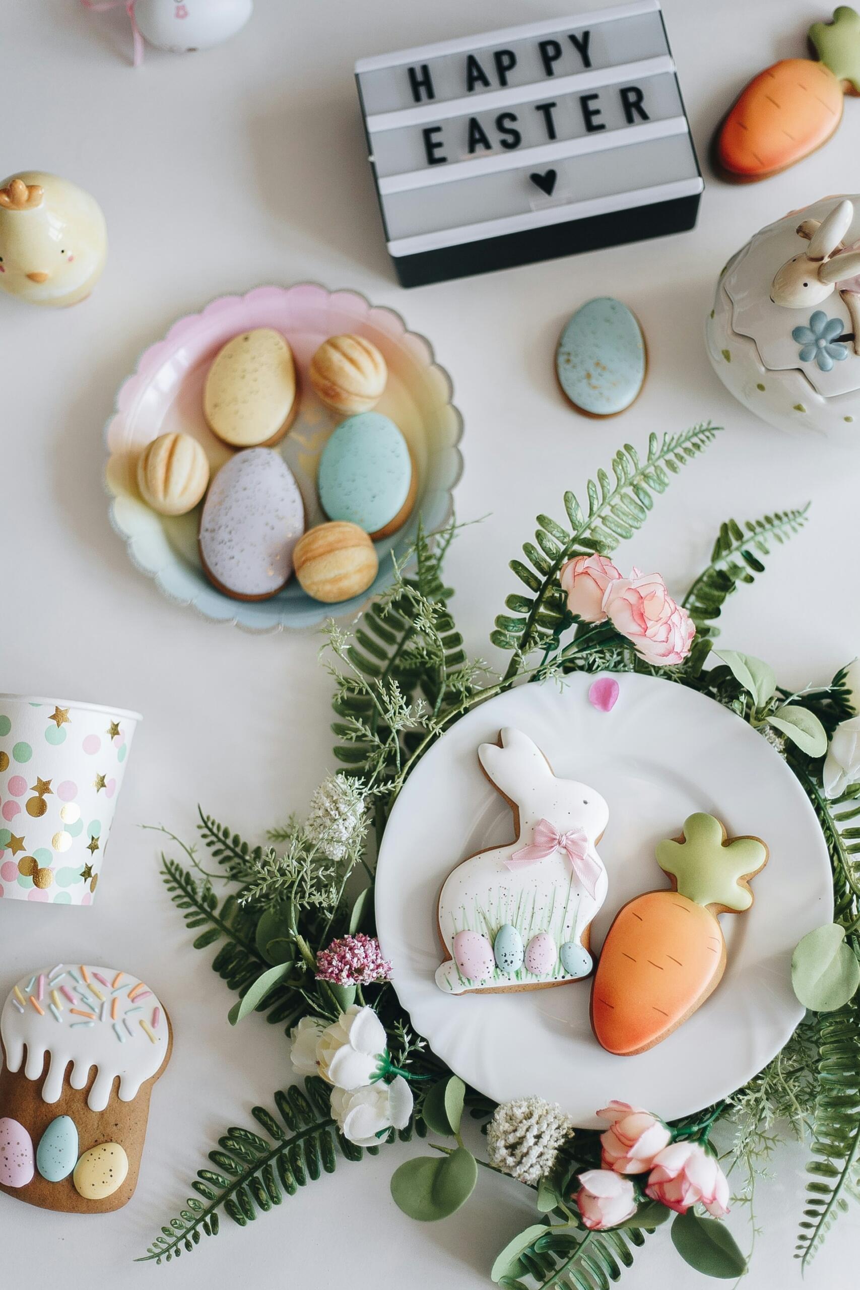 Tavola Pasqua con scritta "Happy Easter"