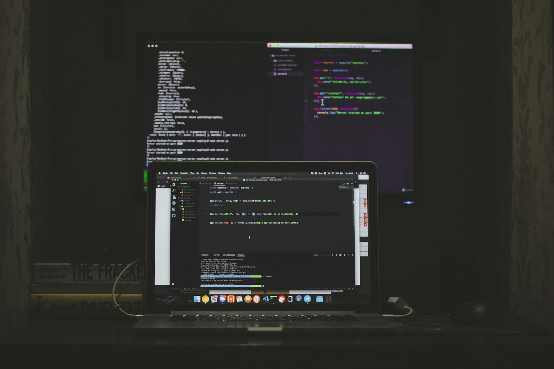 Schermate di coding sul pc.