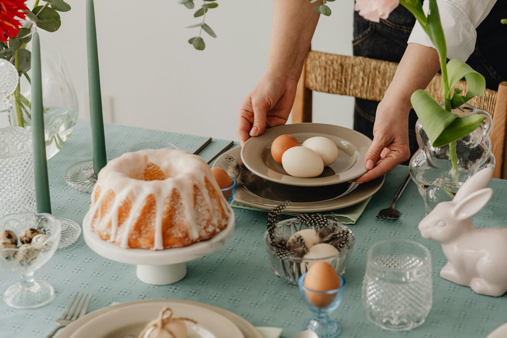 Tavolo imbandito con uno dei migliori dolci di Pasqua.