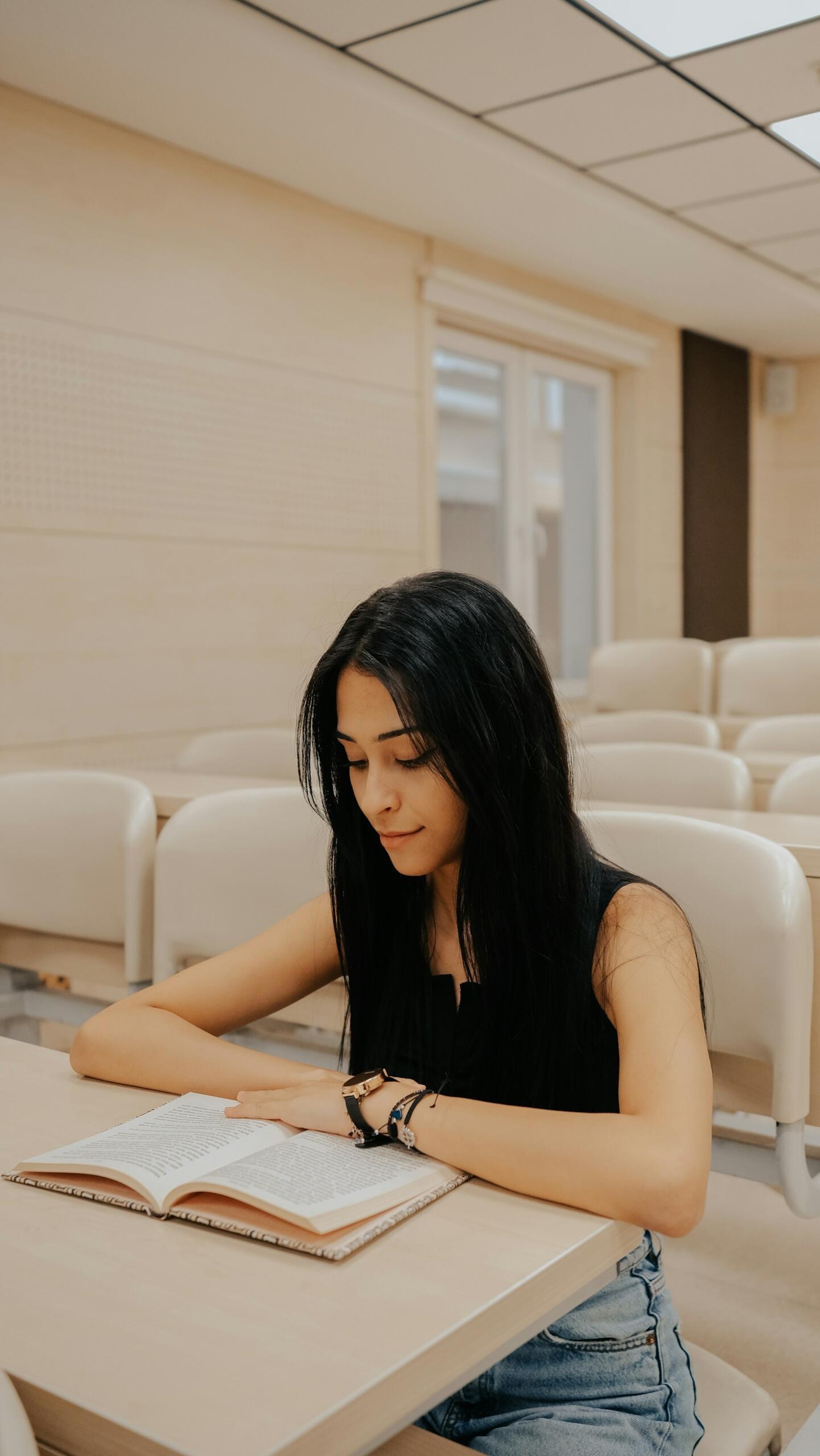 Ragazza legge un testo durante esame orale di maturità.