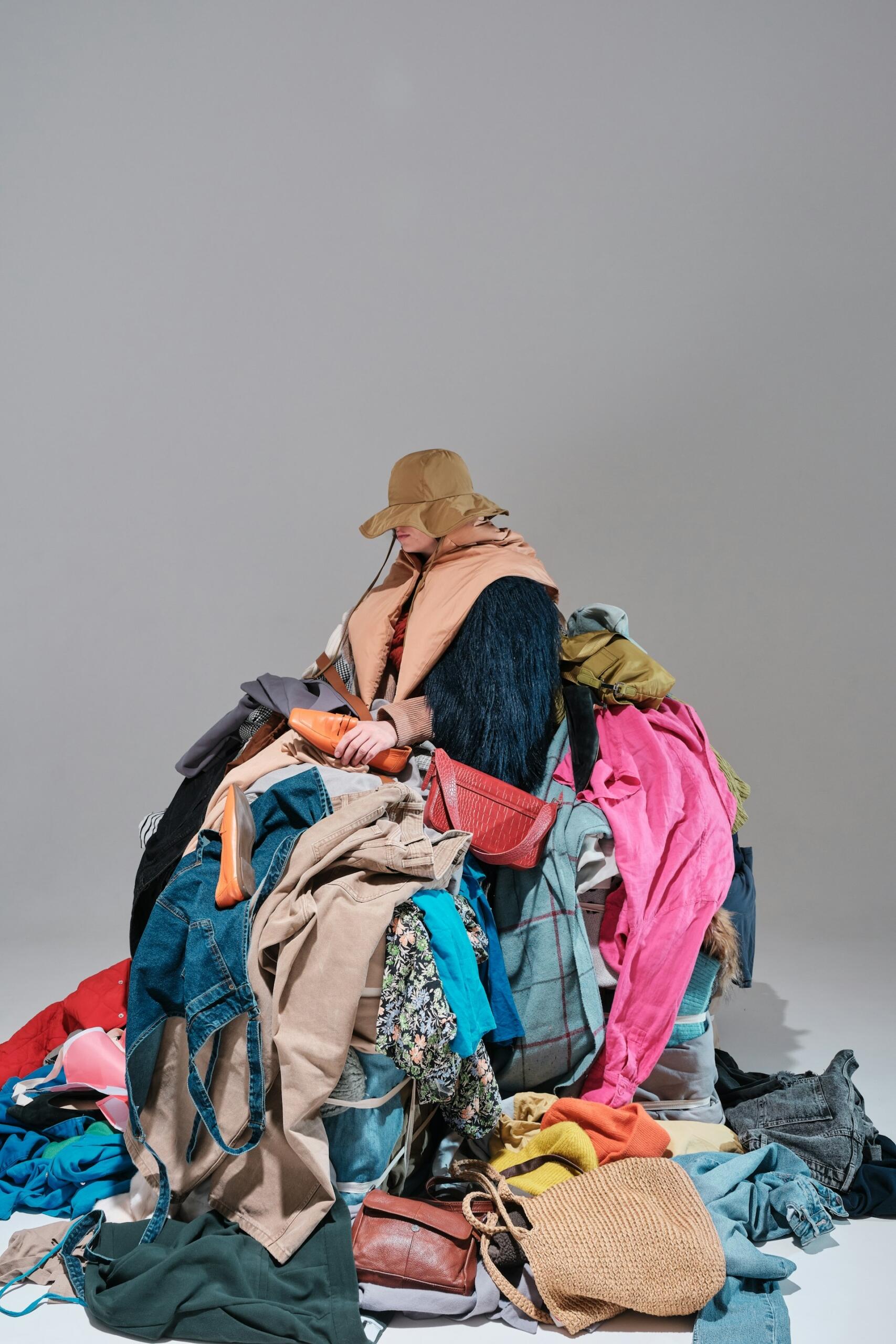 Una denuncia ai consumi della fast fashion. 