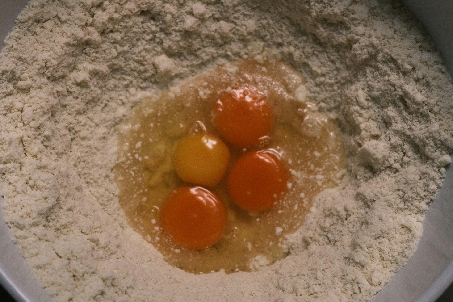 Uova, protagoniste di molte tradizioni pasquali.