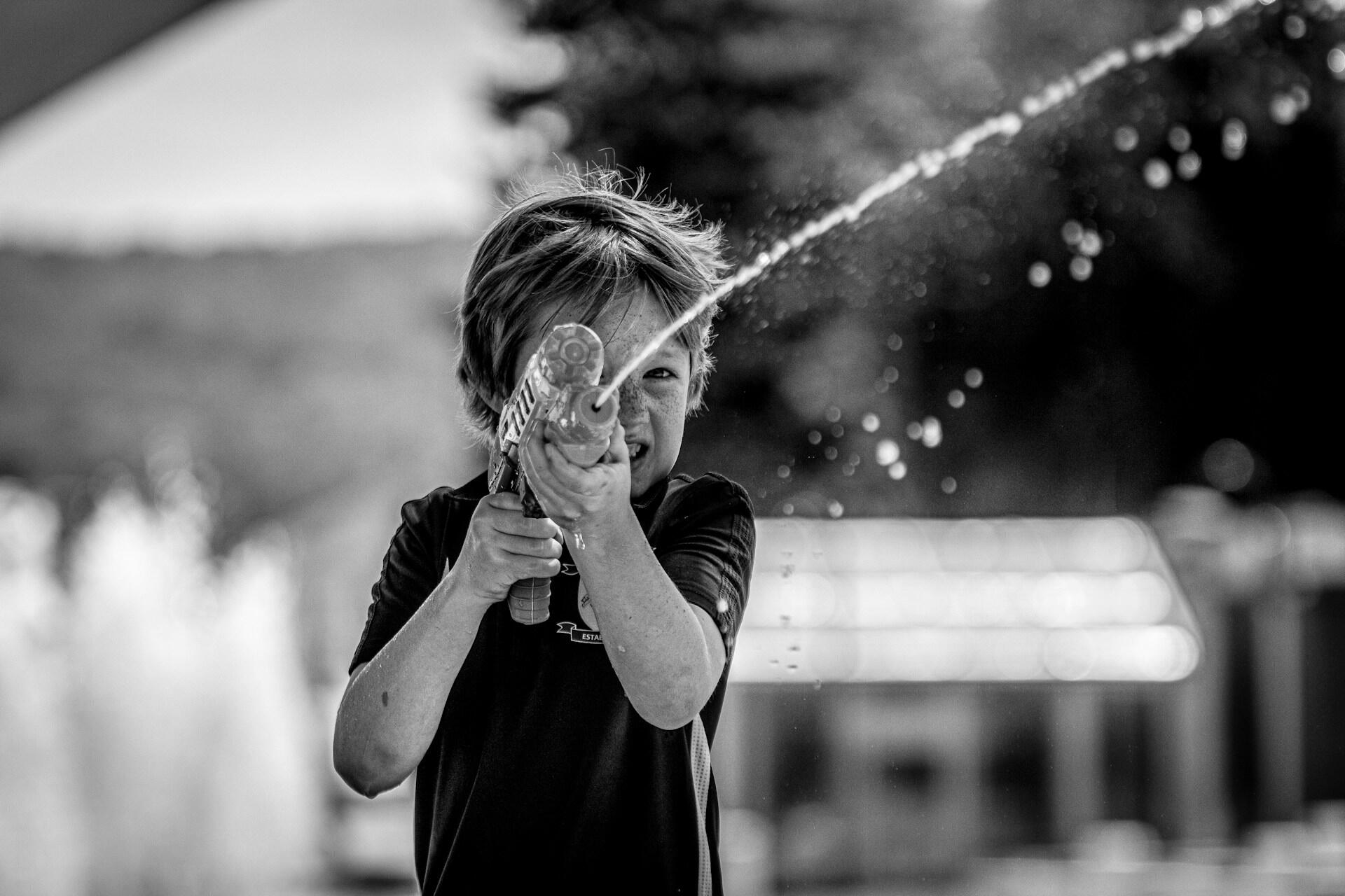 Bambino con pistola d'acqua