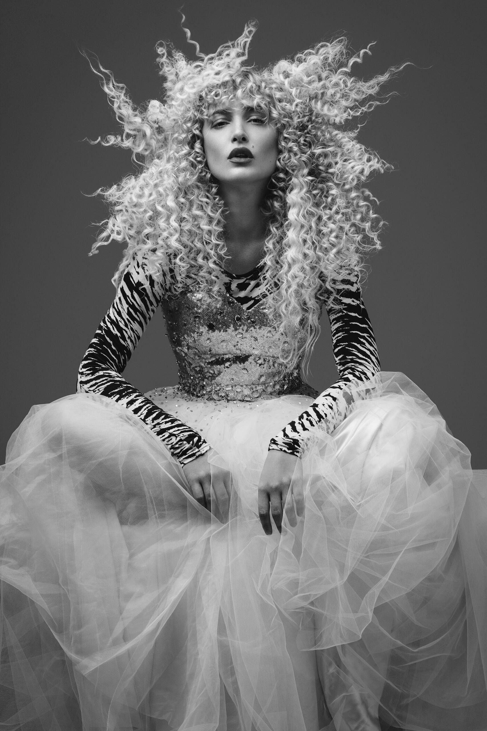 Modella con abito di haute couture. 