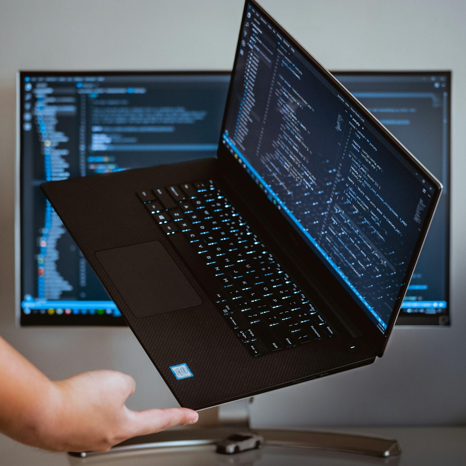 Programmi di coding su più pc.