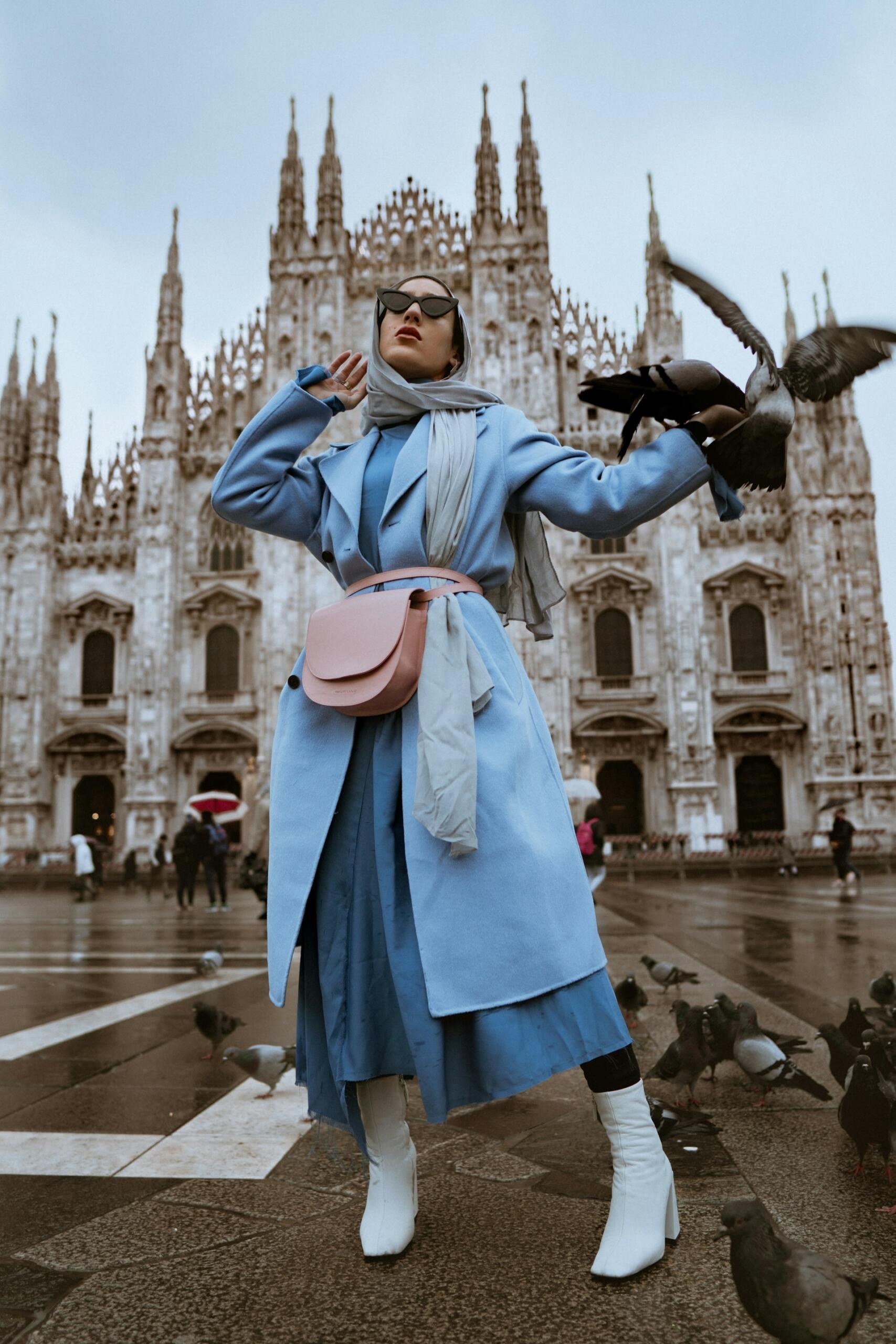 Ragazza posa in Piazza Duomo a Milano, capitale italiana della moda.