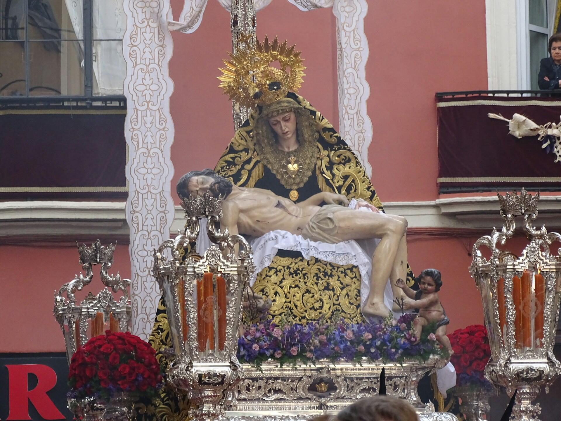 Statua processionale, una delle tradizioni pasquali italiane.