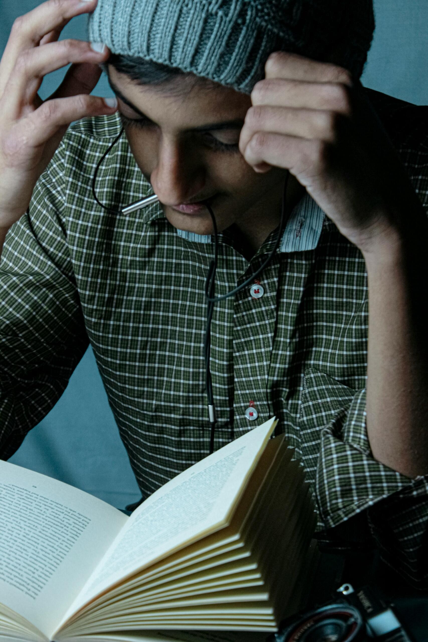 Ragazzo studia in vista dell'esame, mostrando evidenti segni di stress.
