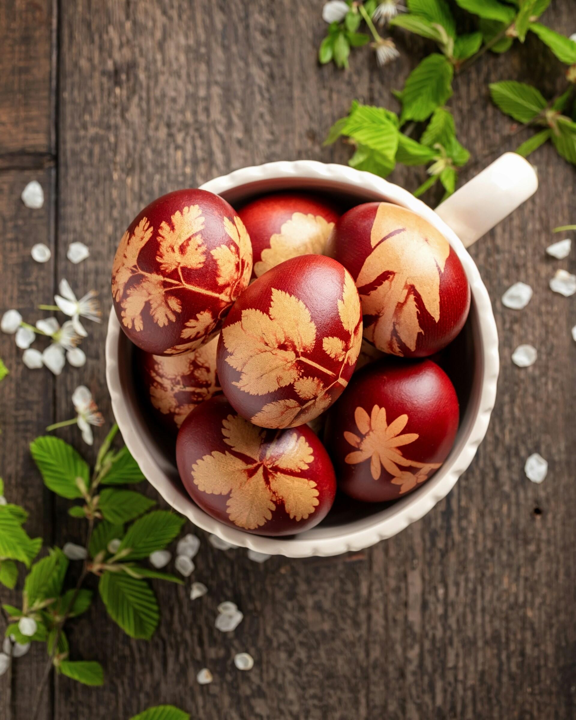 Uova rosse di Pasqua decorate.