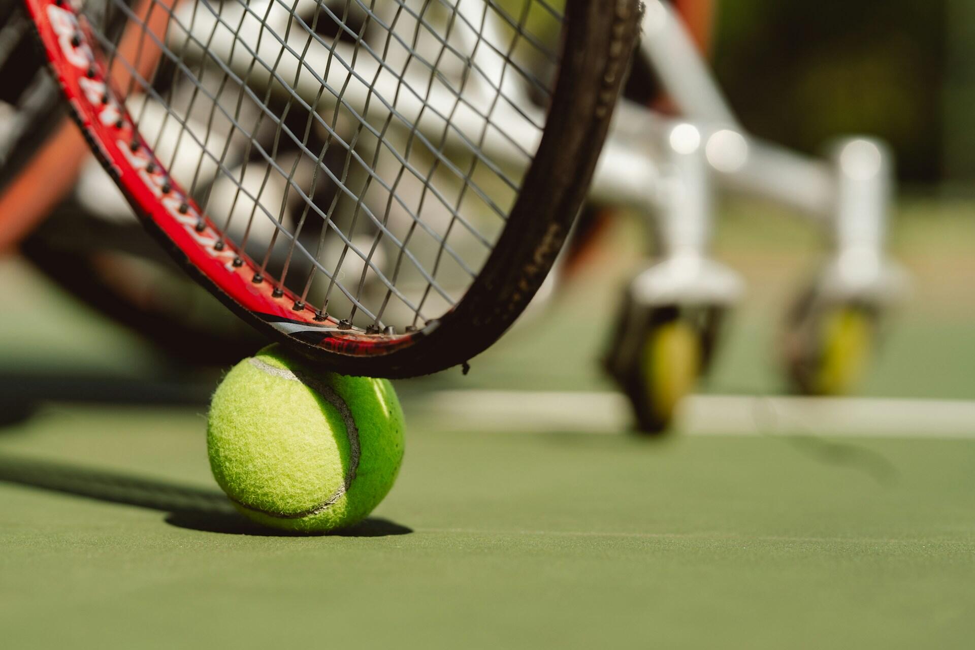 Racchetta e pallina da tennis, pronte per il roland garros 2026.