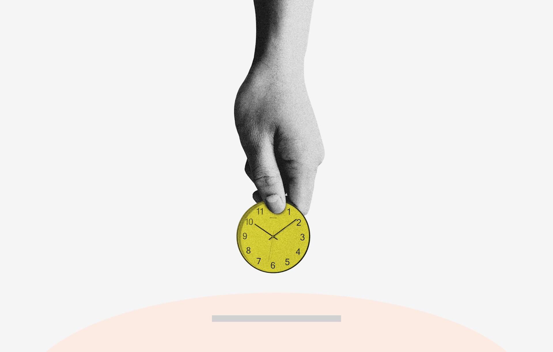 Un'illustrazione grafica di una mano che regge un orologio.