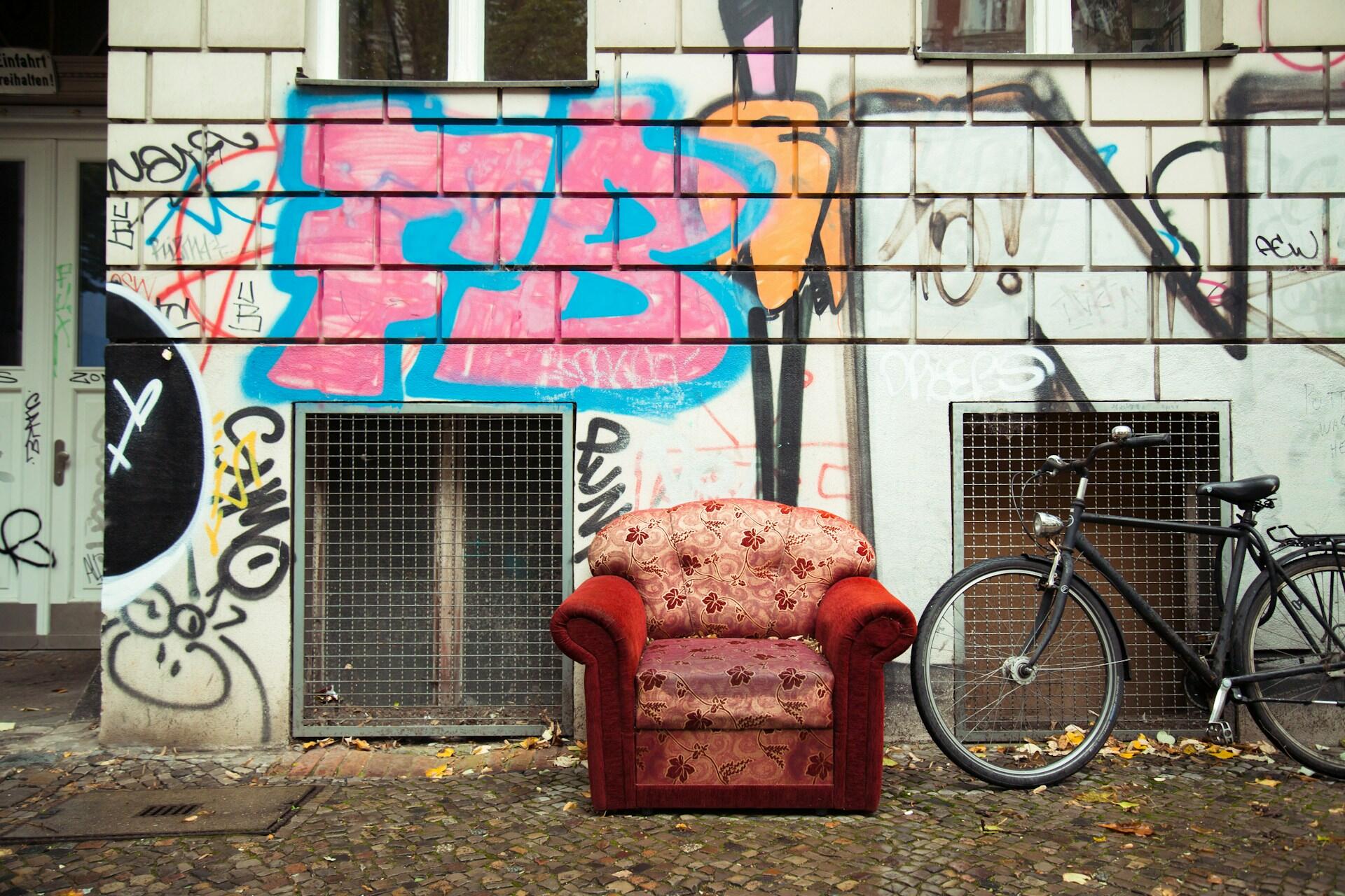 Murales e una poltrona nelle strade di Berlino