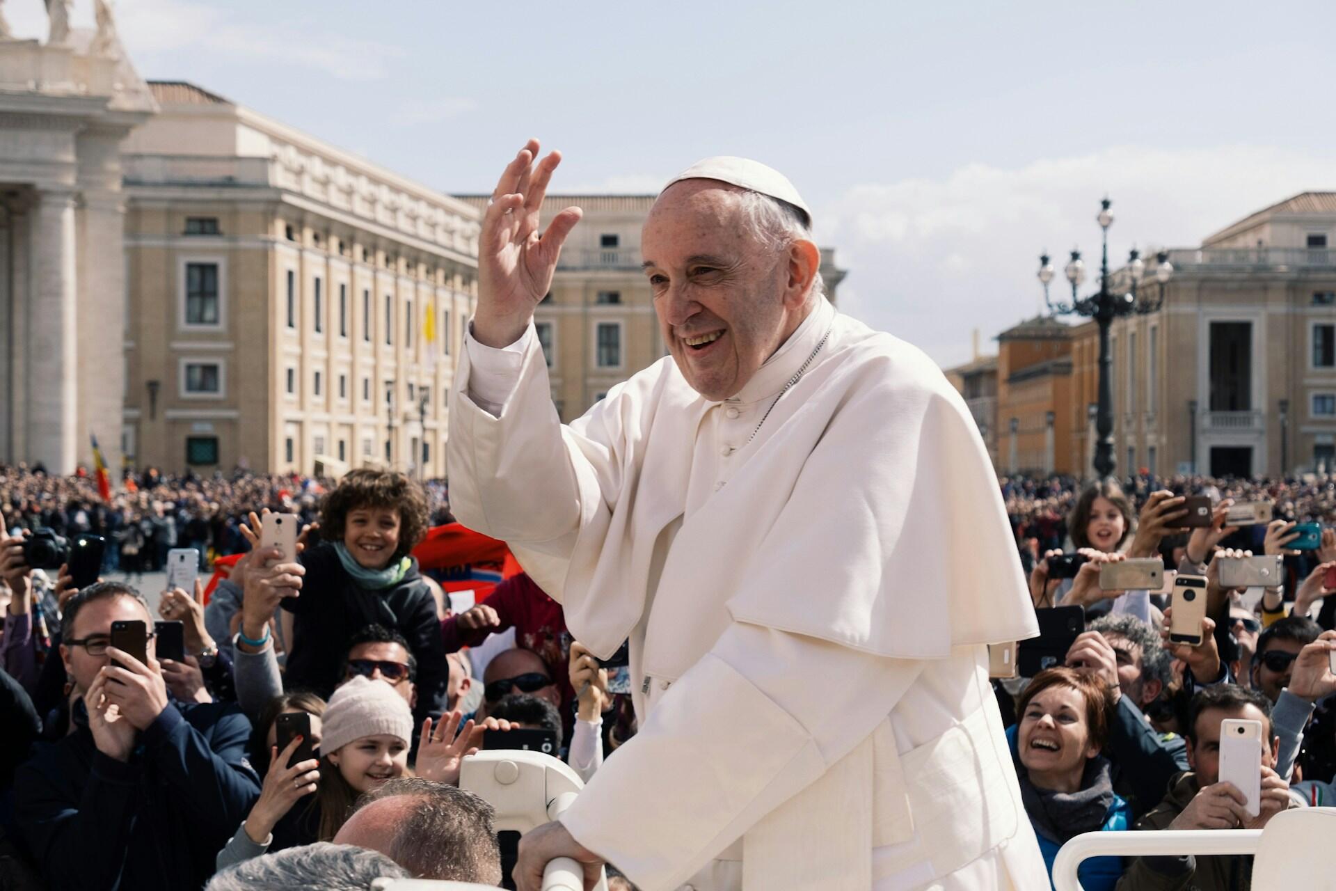 Papa Francesco salute la folla in piazza San Pietro.
