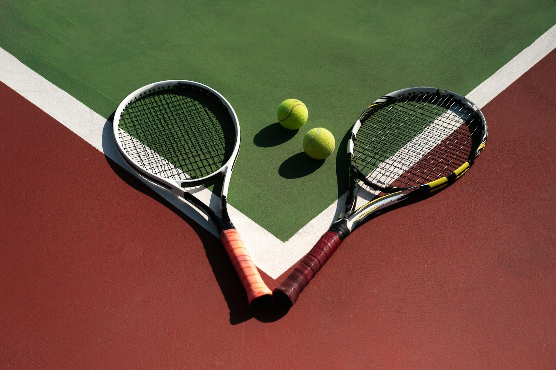Racchette da tennis e palline , come da regolamento roland garros.