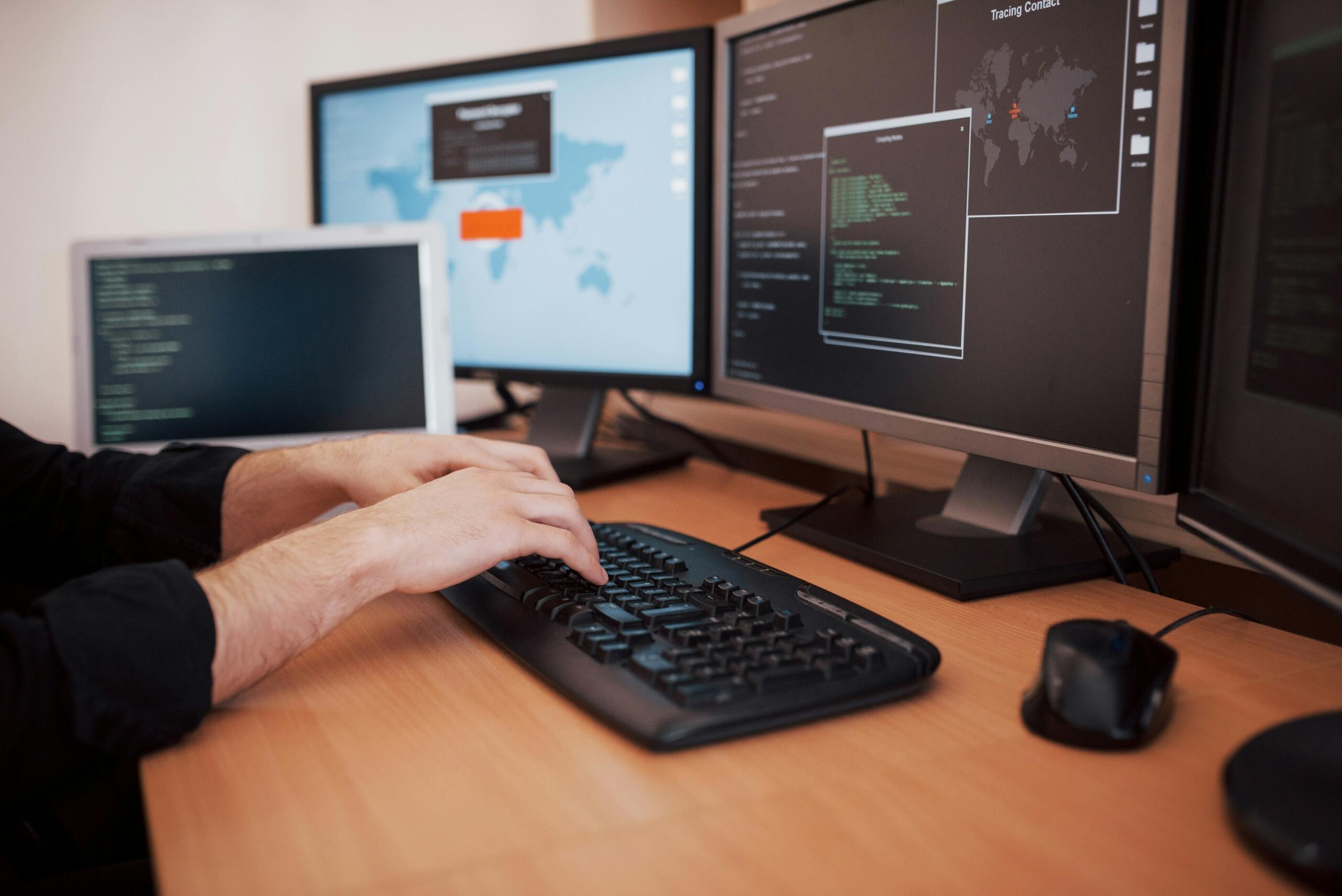 Mani che digitano sulla tastiera del pc.
