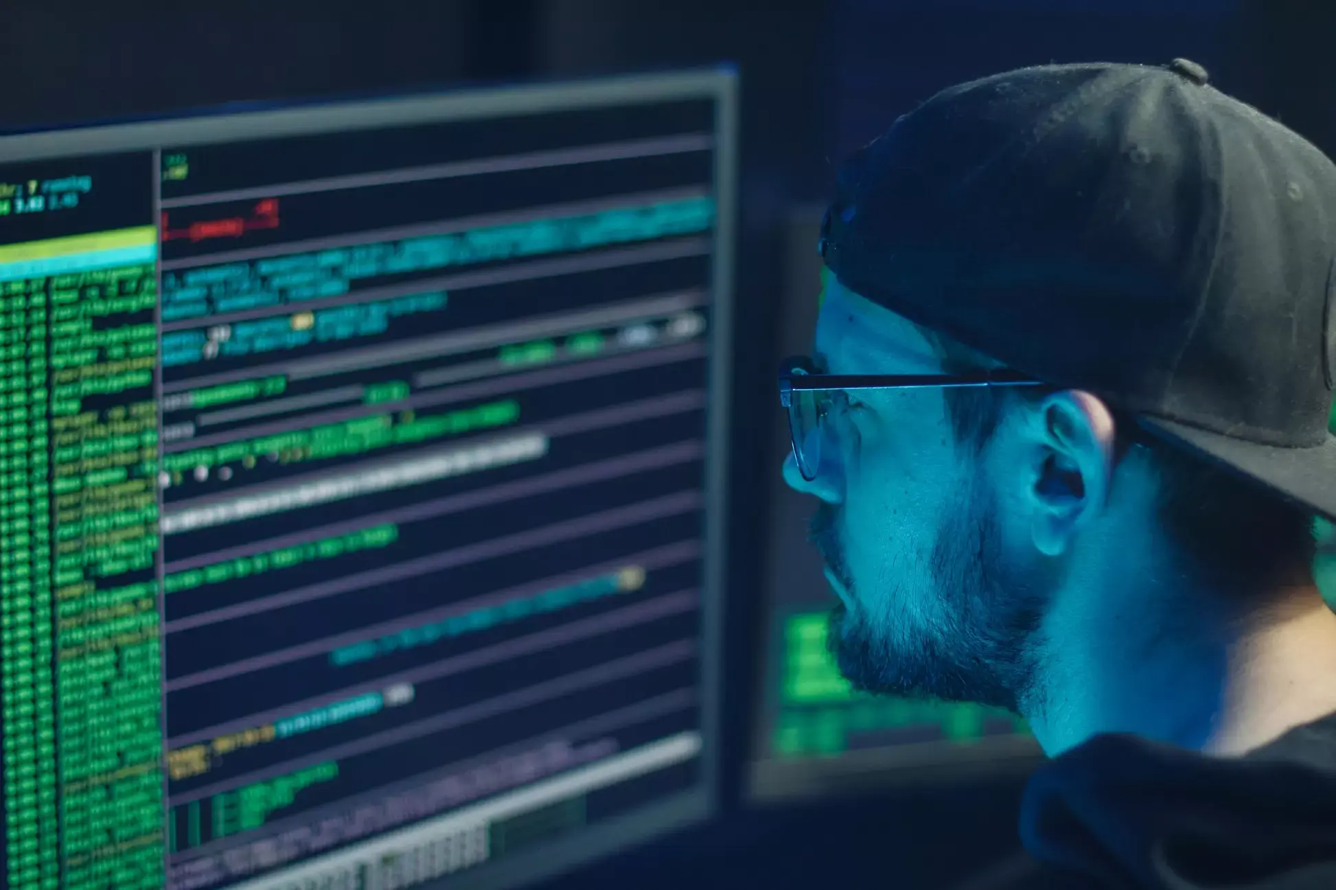 Uomo concentrato al pc.
