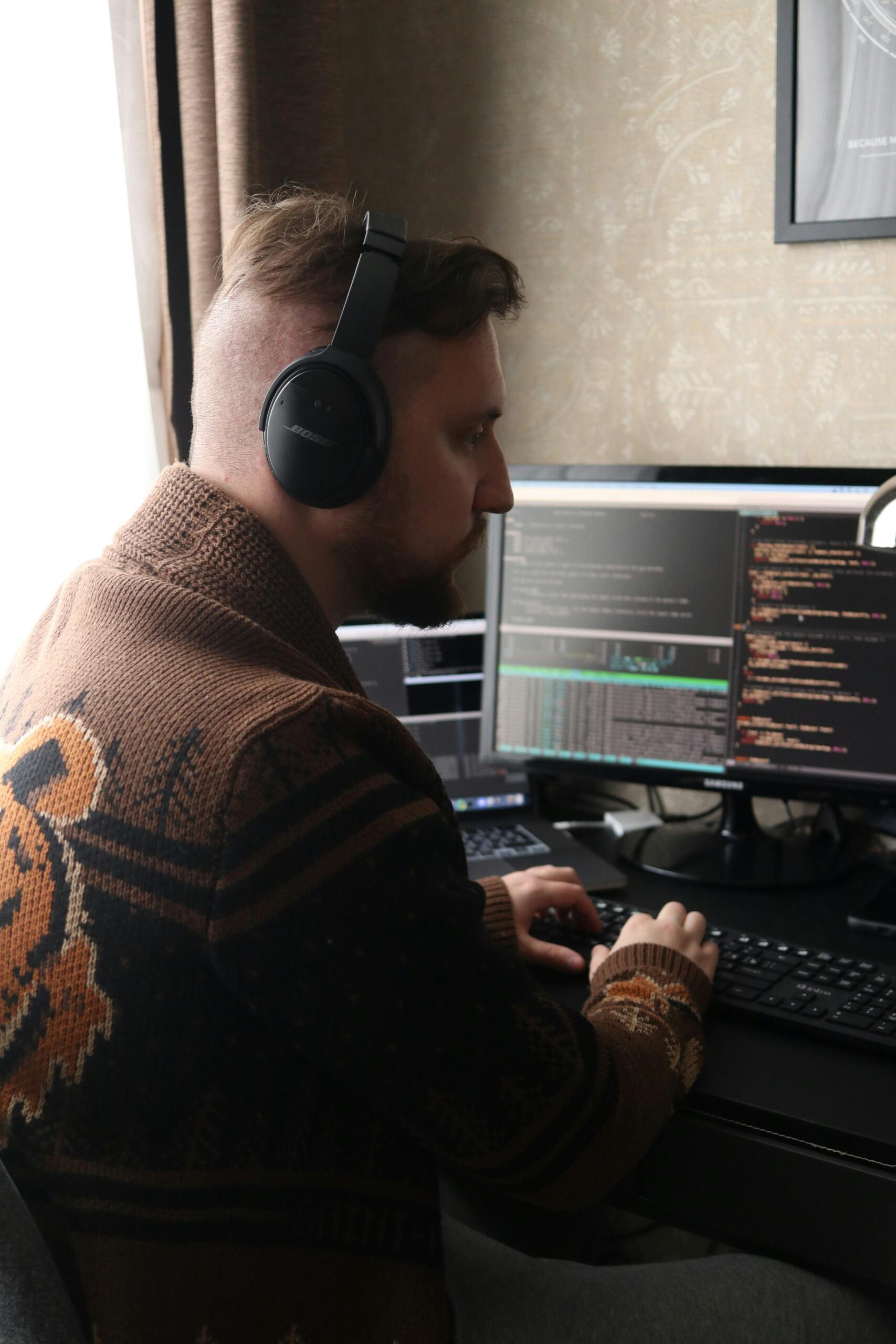 Uomo che lavora al pc.
