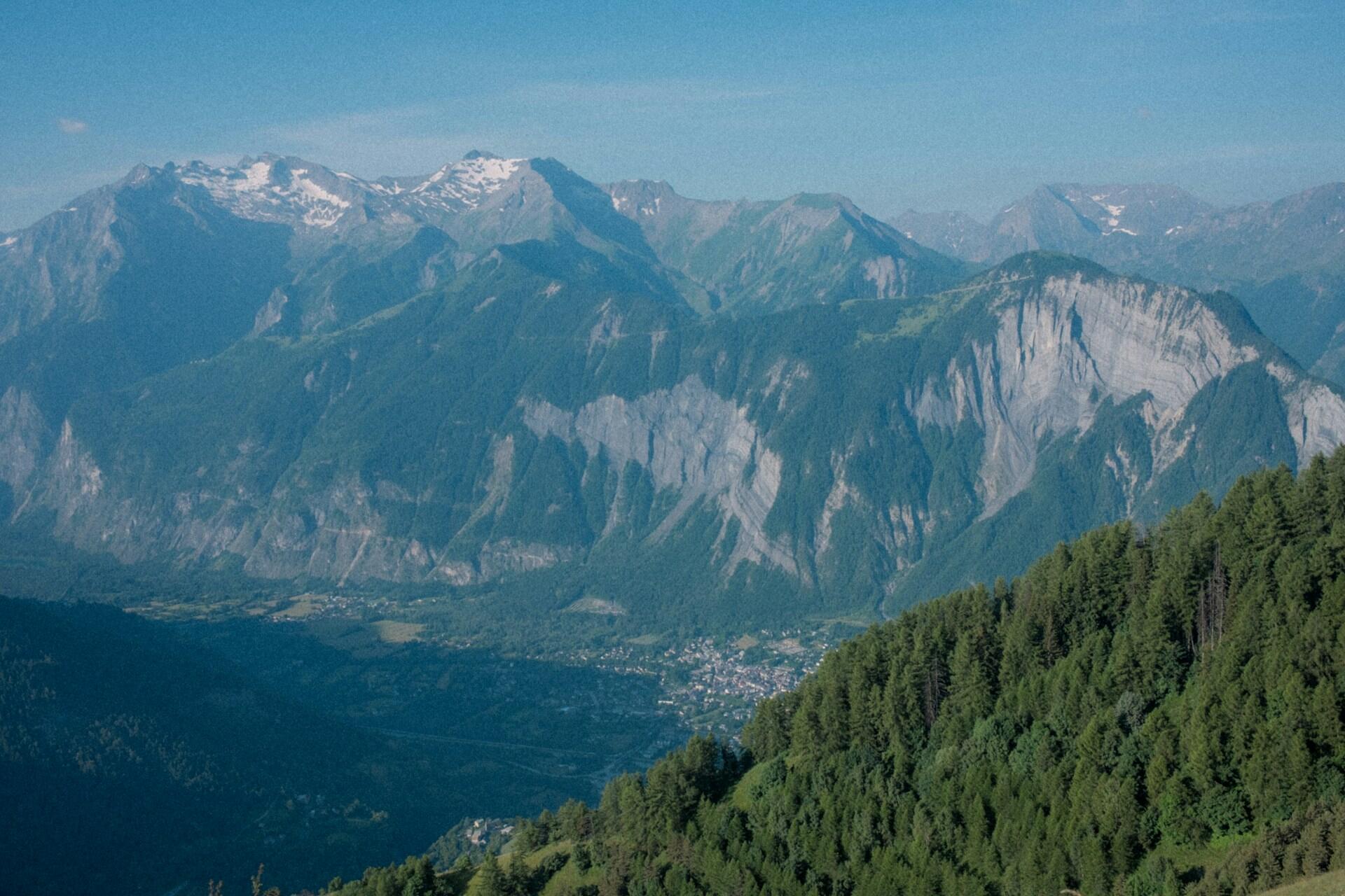 Vista di Alpe d’Huez, una delle tappe tour de france 2026.